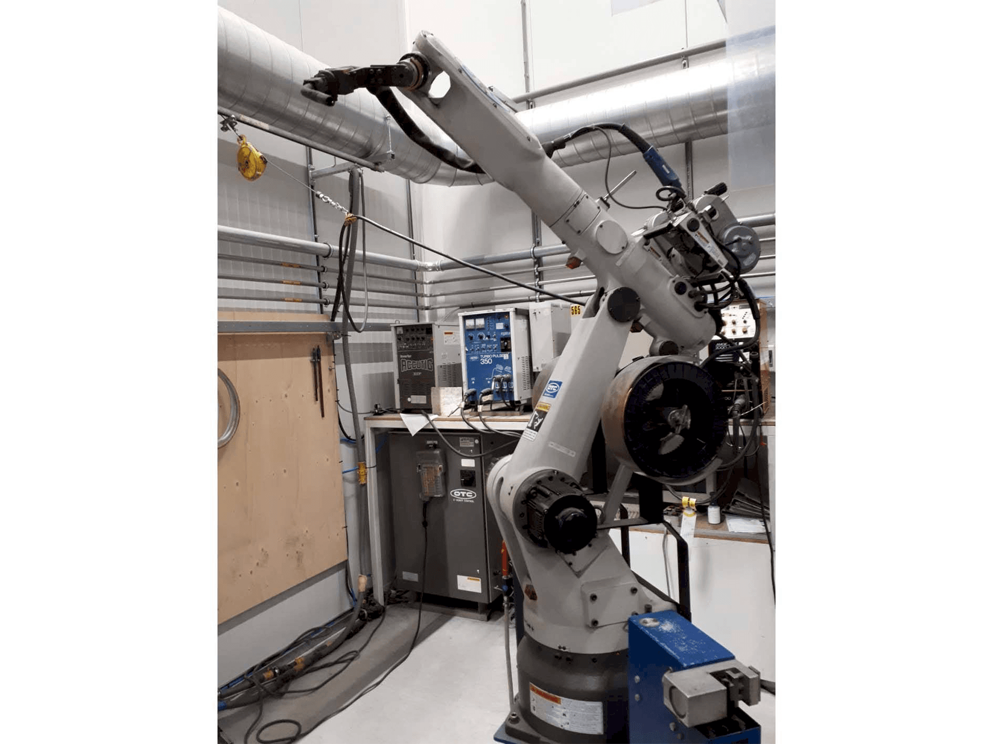 Вид станка OTC Daihen Welding Robot спереди