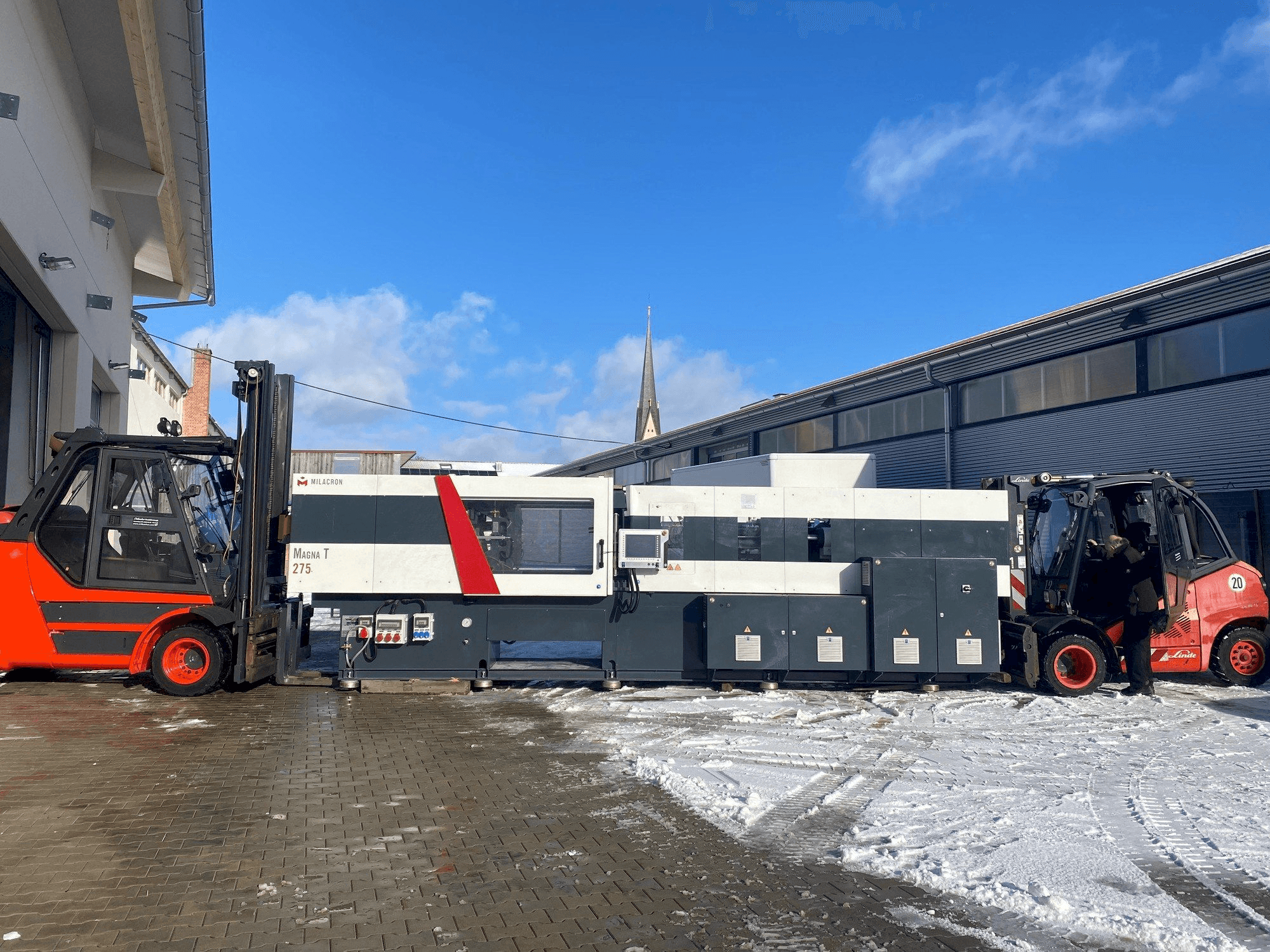 Вид станка Milacron Magna T (MTs) - 275 спереди