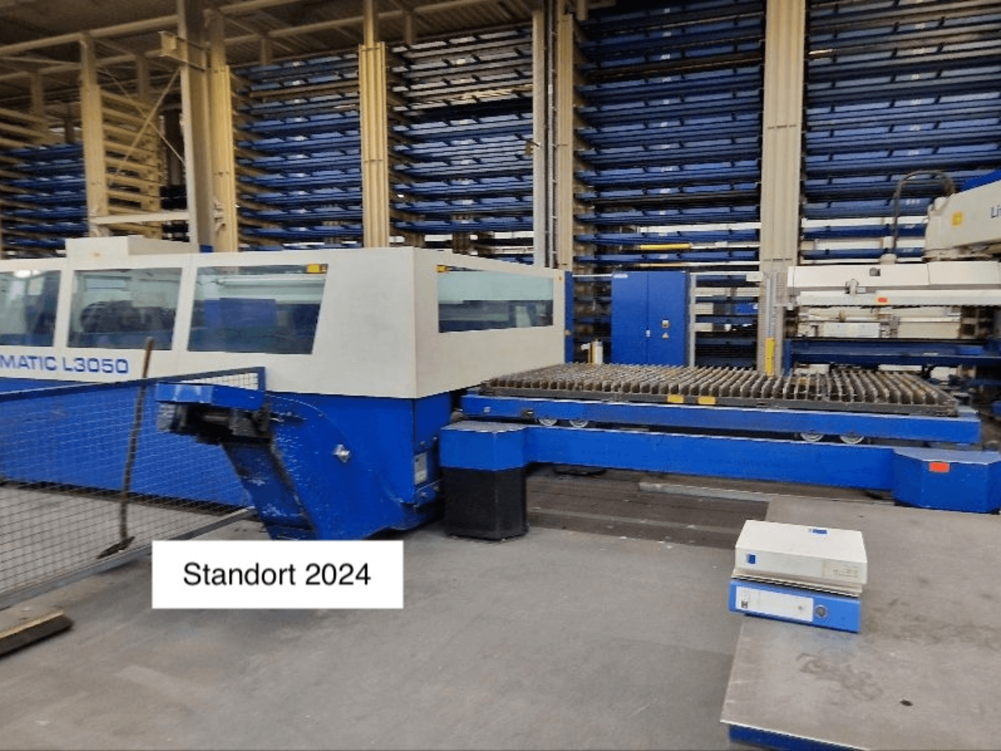 Станок лазерной резки CO2 TRUMPF Trumatic L3050 с видом спереди, с большой режущей станиной и панелью управления.