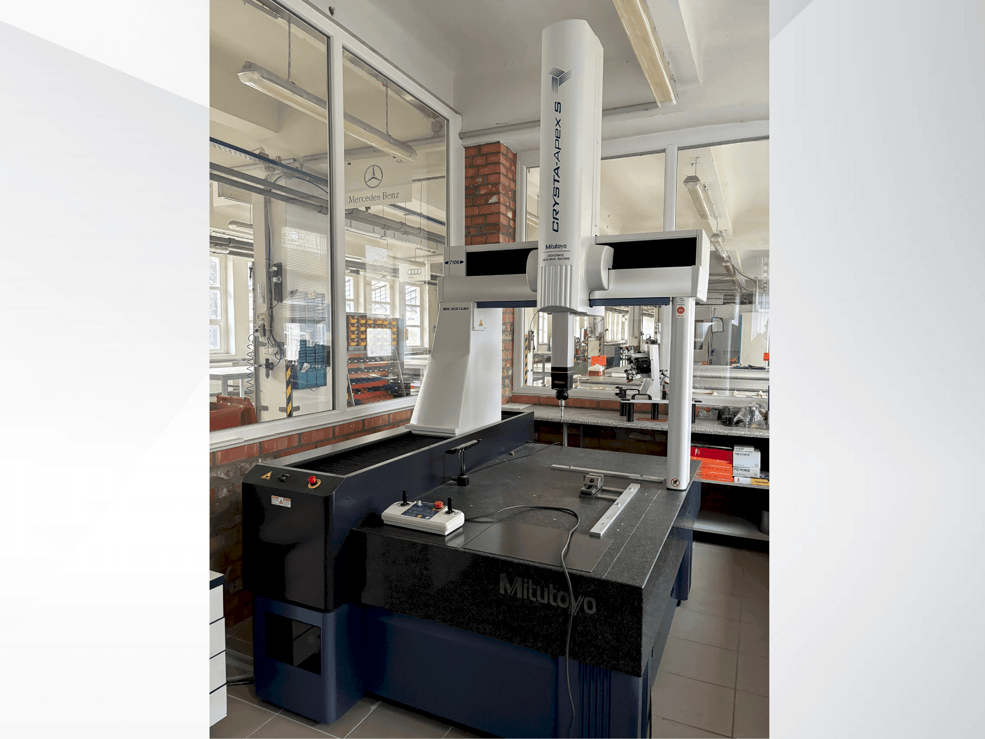 Вид станка Mitutoyo CRYSTA-Apex S7106 спереди