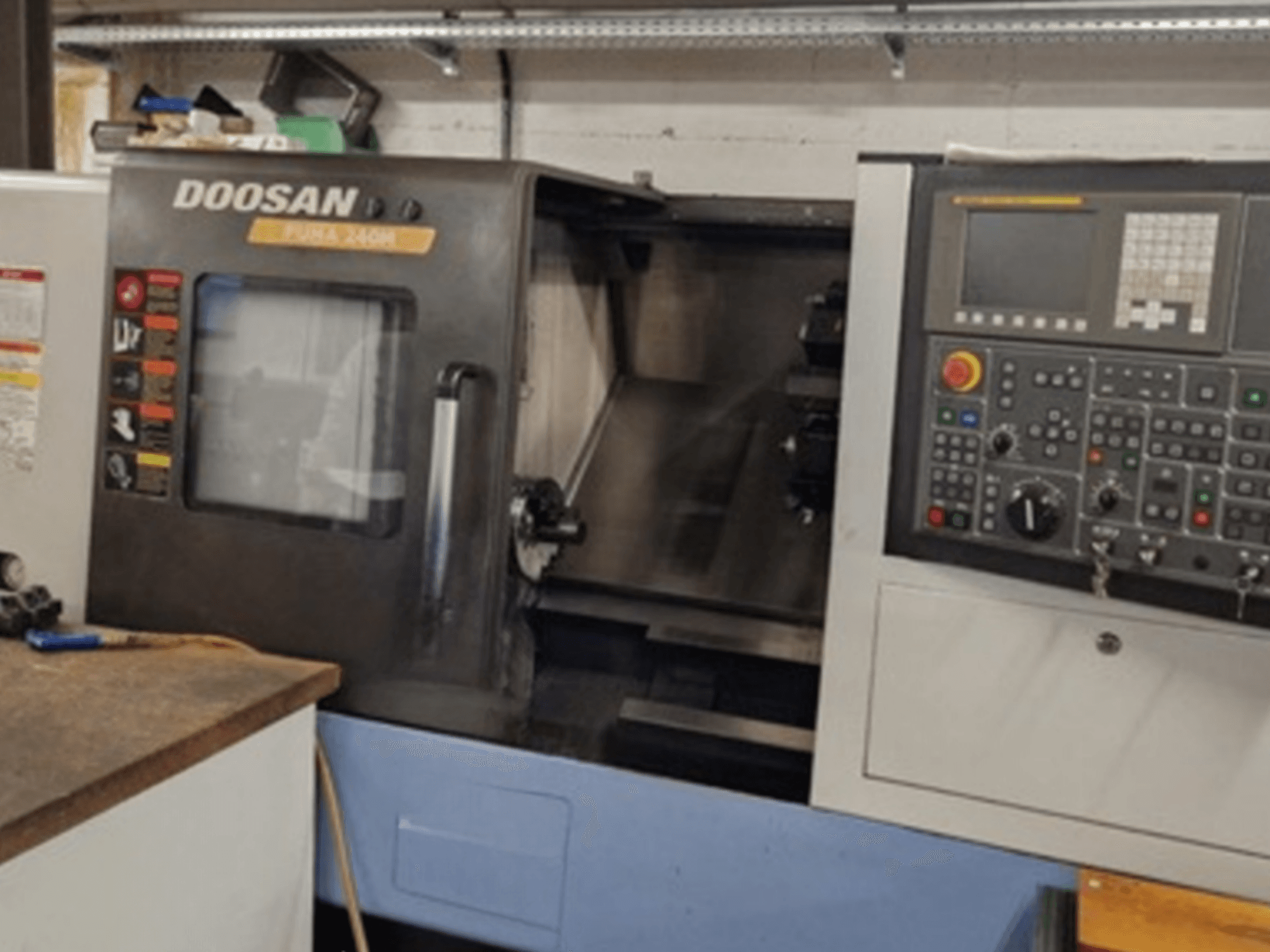 Вид спереди горизонтального токарного станка DOOSAN Puma 240MB с панелью управления и рабочими функциями.