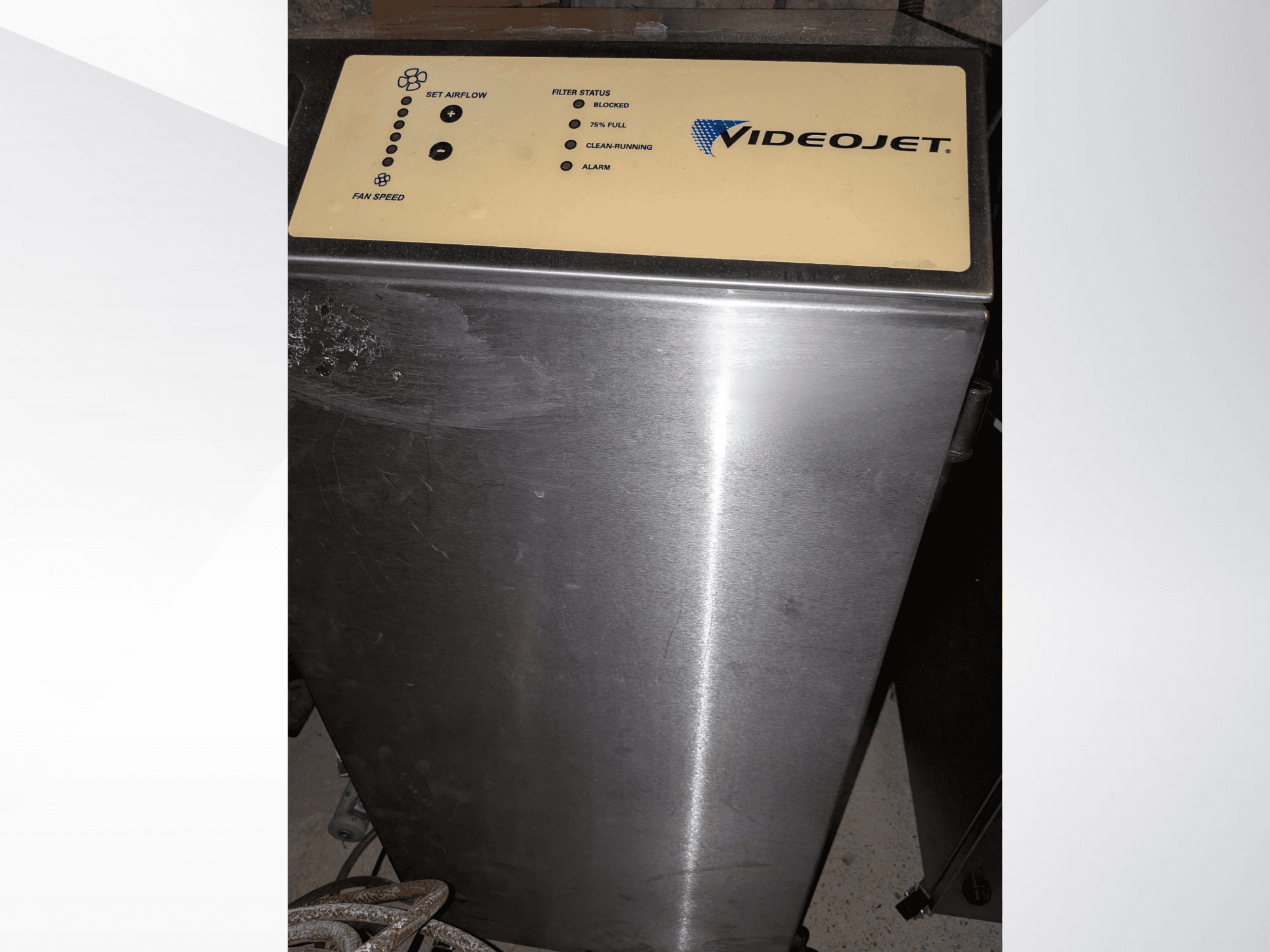 Лазерный гравировальный станок Videojet VJ 7230 с видом спереди, корпус из нержавеющей стали и панель управления с настройками воздушного потока.