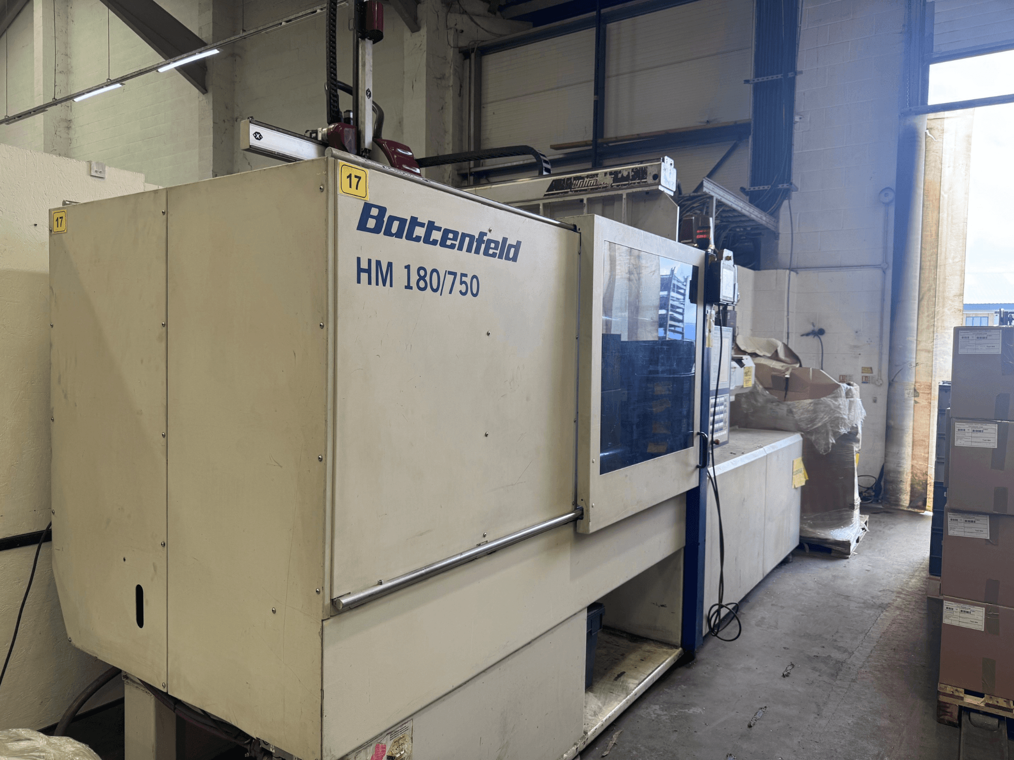 Гидравлическая машина для литья под давлением Battenfeld HM150750 спереди, демонстрирует панель управления и окружающую обстановку.