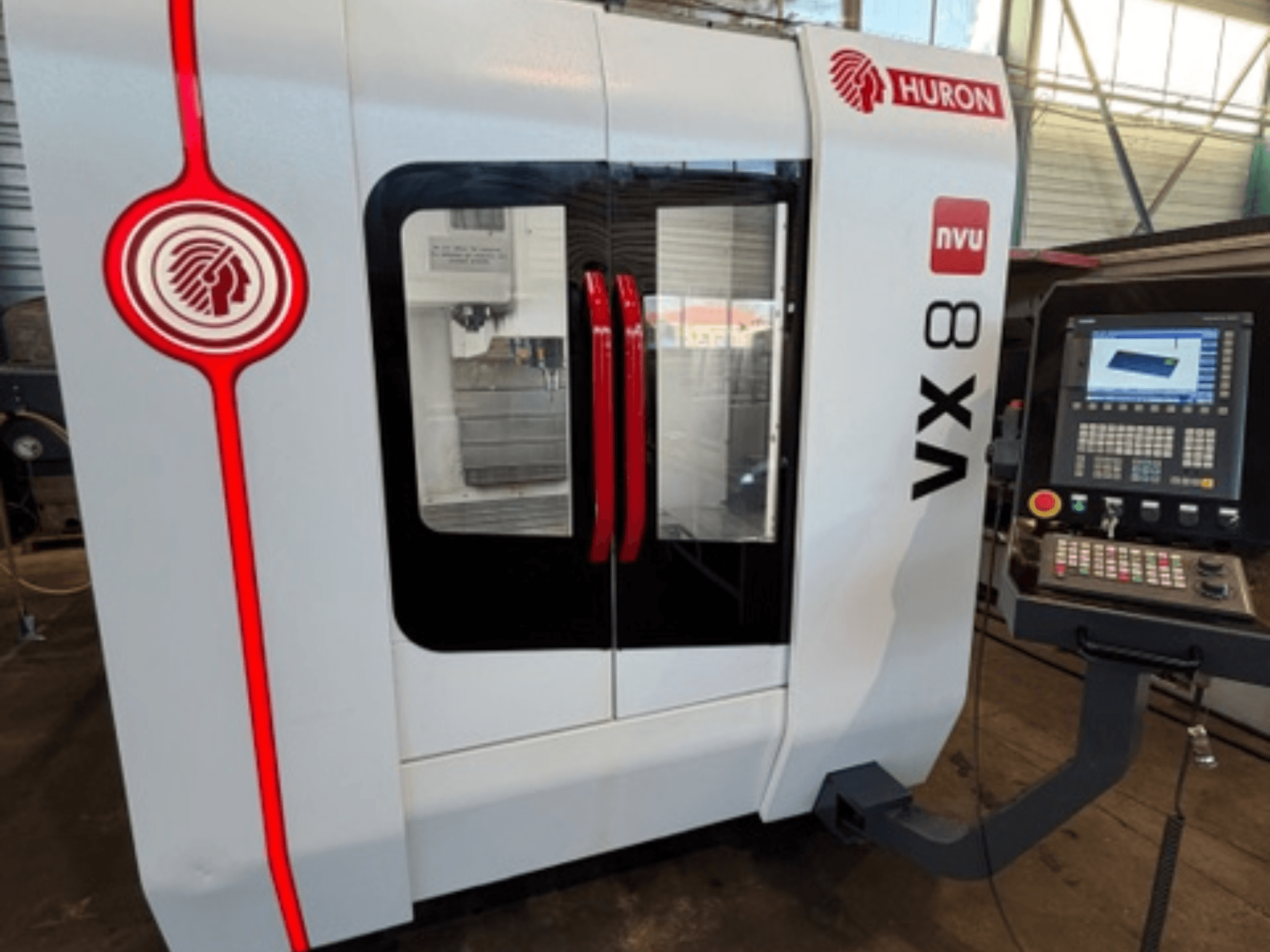 Фрезерный станок Huron VX 8 NVU в бело-красном цвете, вид спереди, панель управления с кнопками и дисплеем.