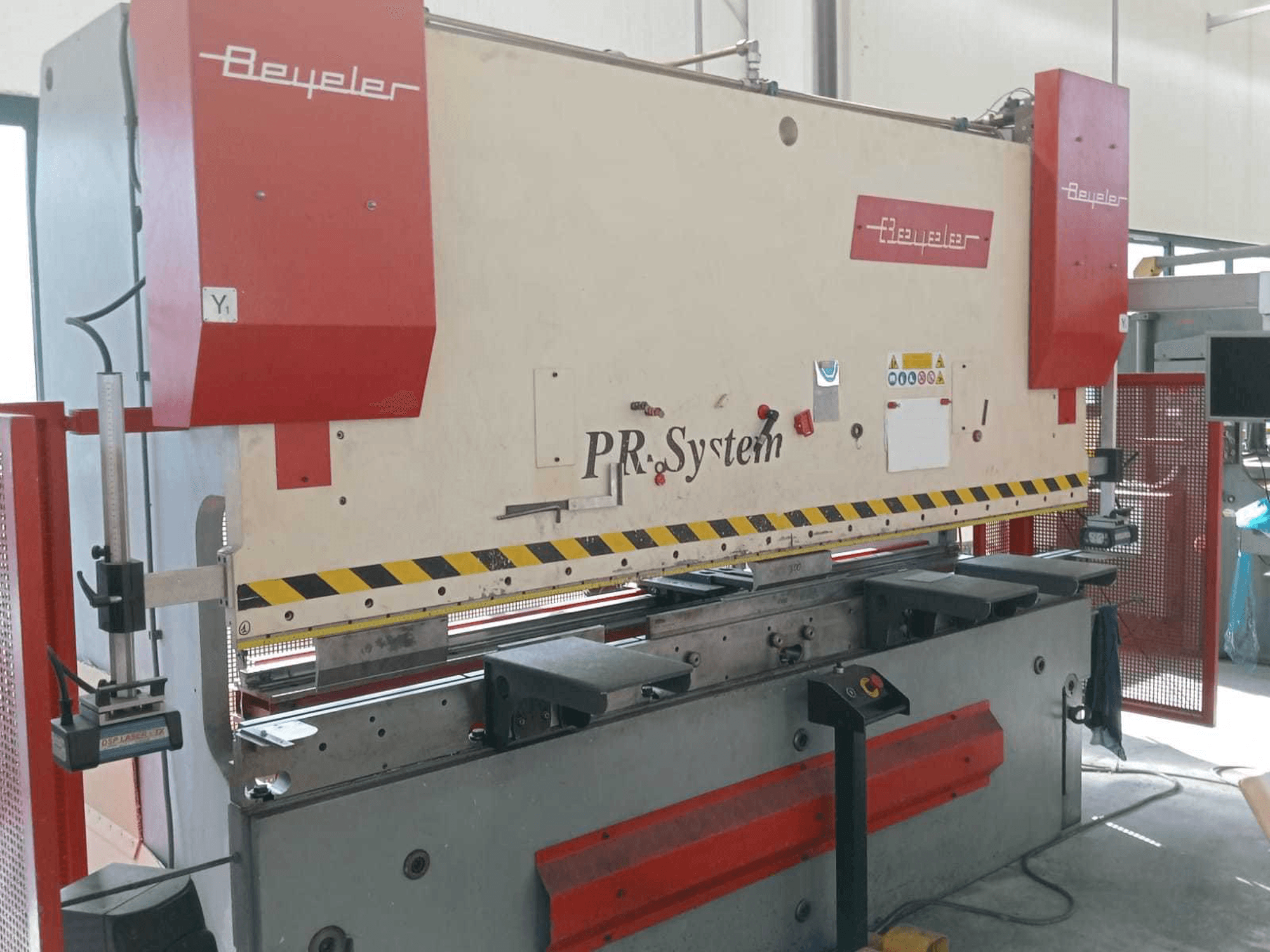 Вид станка с BEYELER PR6 1500 KN X 3000 MM правой стороны