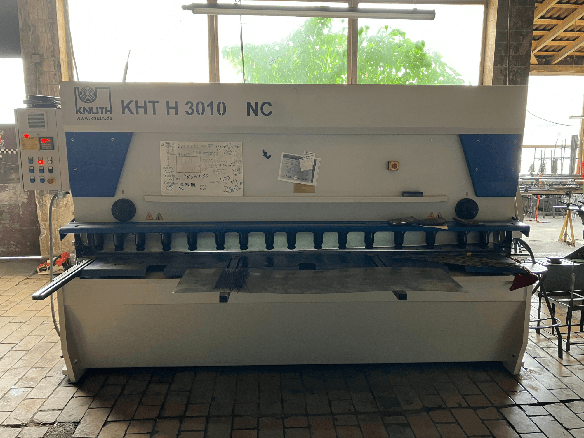 Гидравлический ножничный станок KNUTH KHT H 3010 NC, вид спереди, с панелью управления и зоной резки металла.