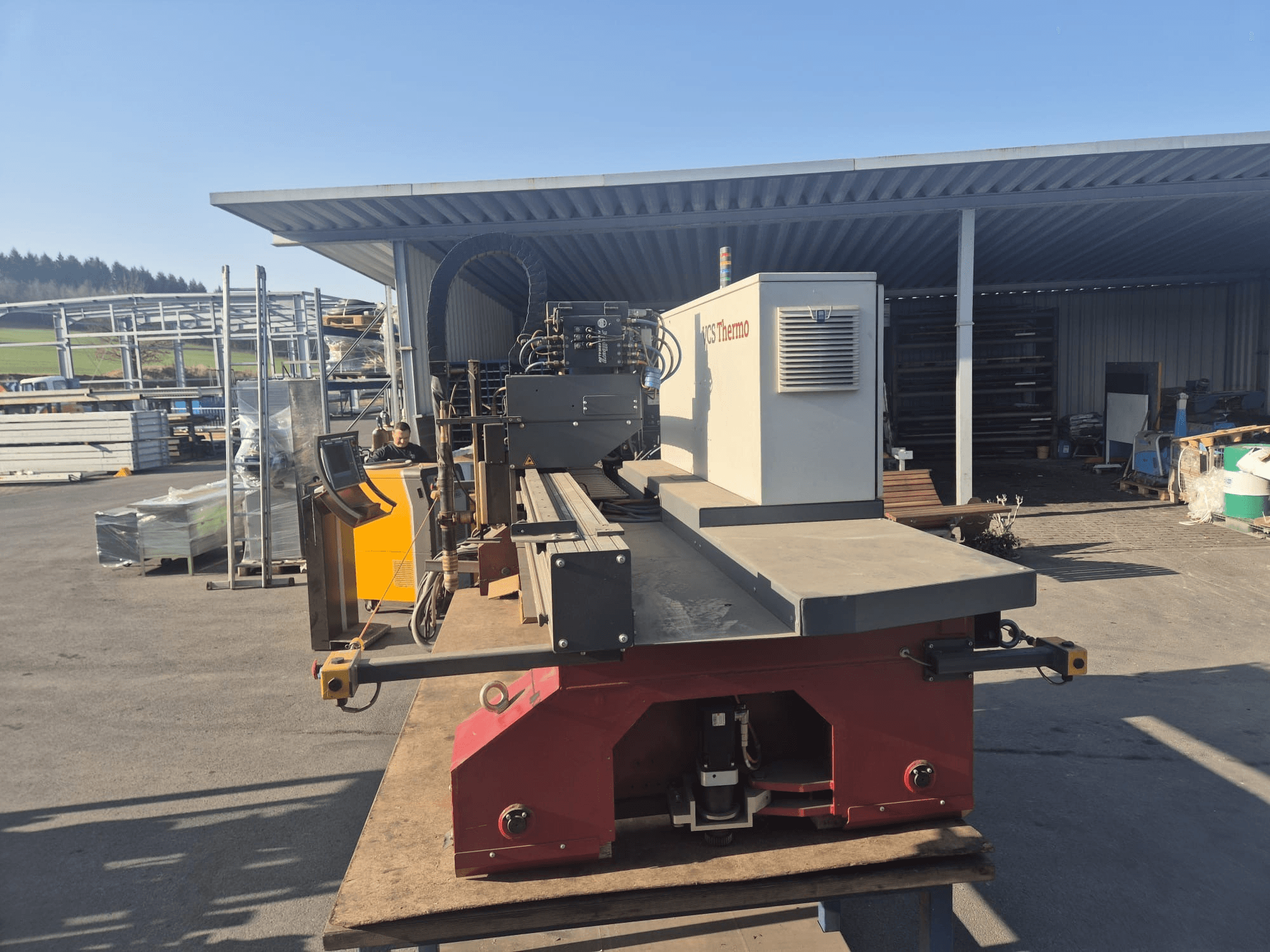 Вид спереди на аппарат плазменной резки VOORTMAN VACAM VCS Thermo на рабочей поверхности, демонстрирующий панель управления и зону резки.