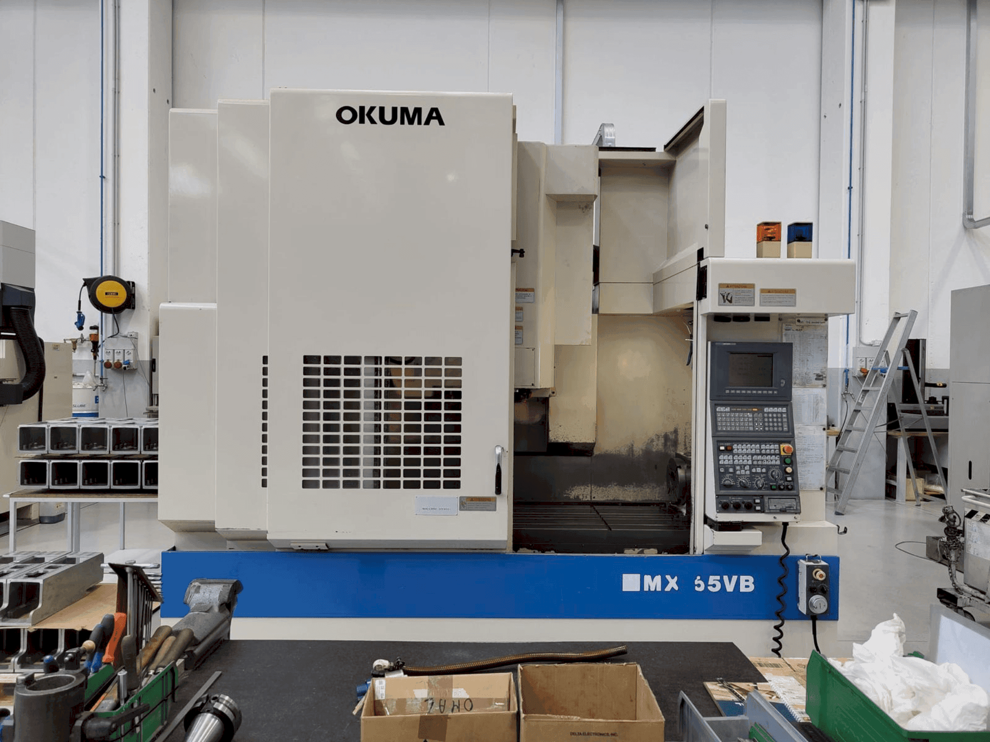 Вид станка Okuma MX 55 VB спереди