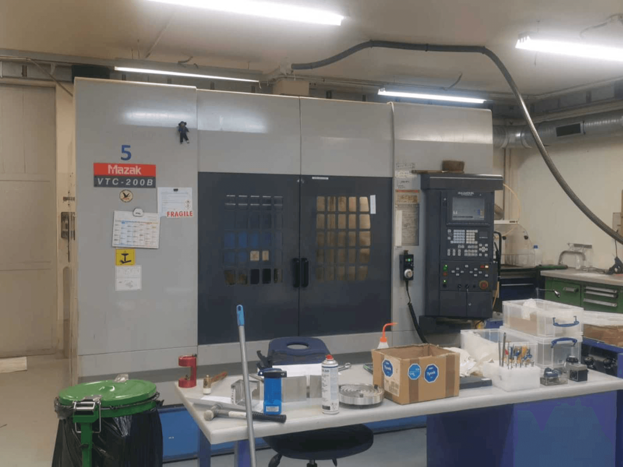 Вид станка Mazak VTC 200B спереди