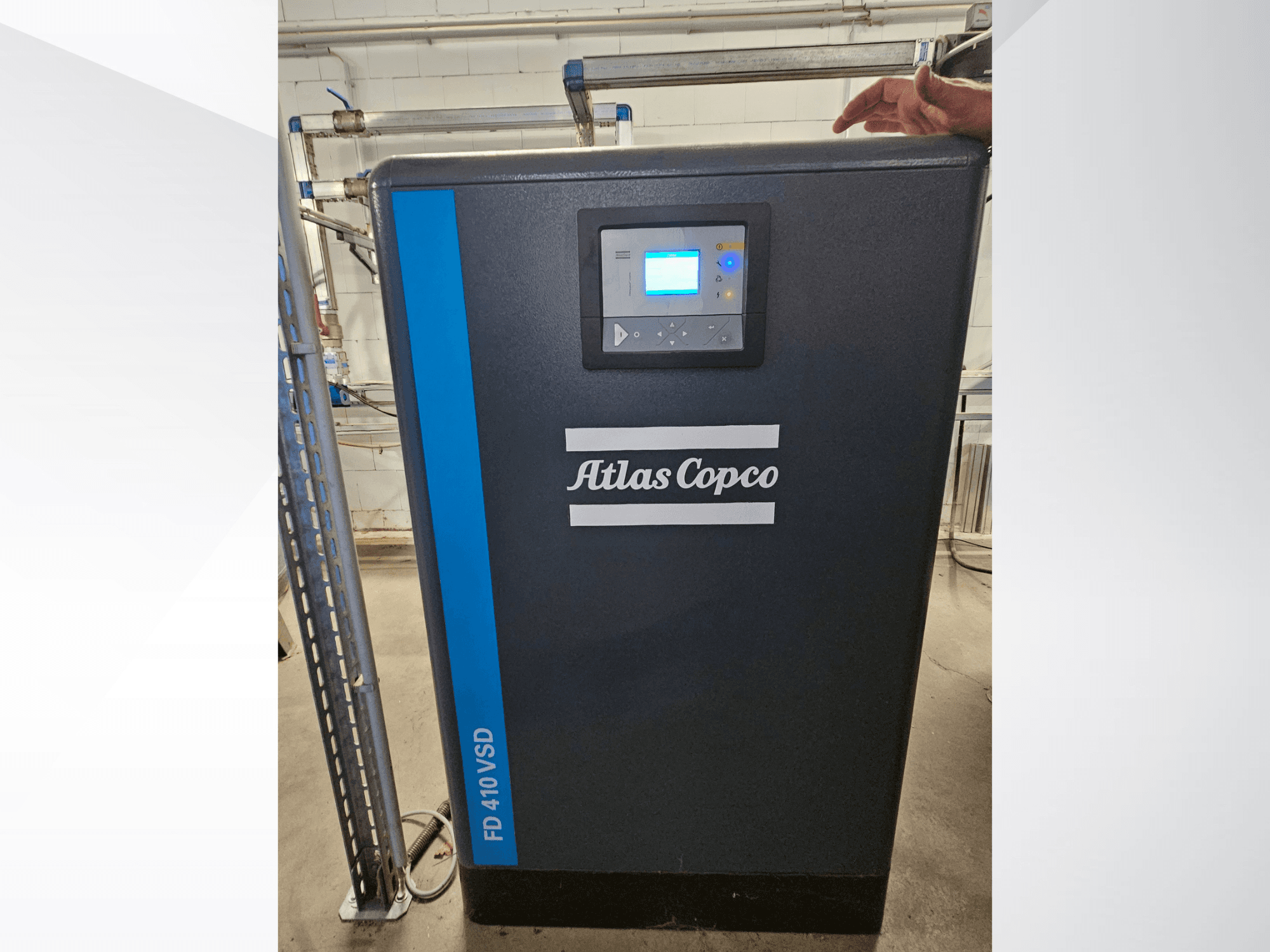 Воздушный компрессор Atlas Copco GA 110 VSD+ с видом спереди, с цифровым дисплеем и синими акцентами для легкой идентификации.