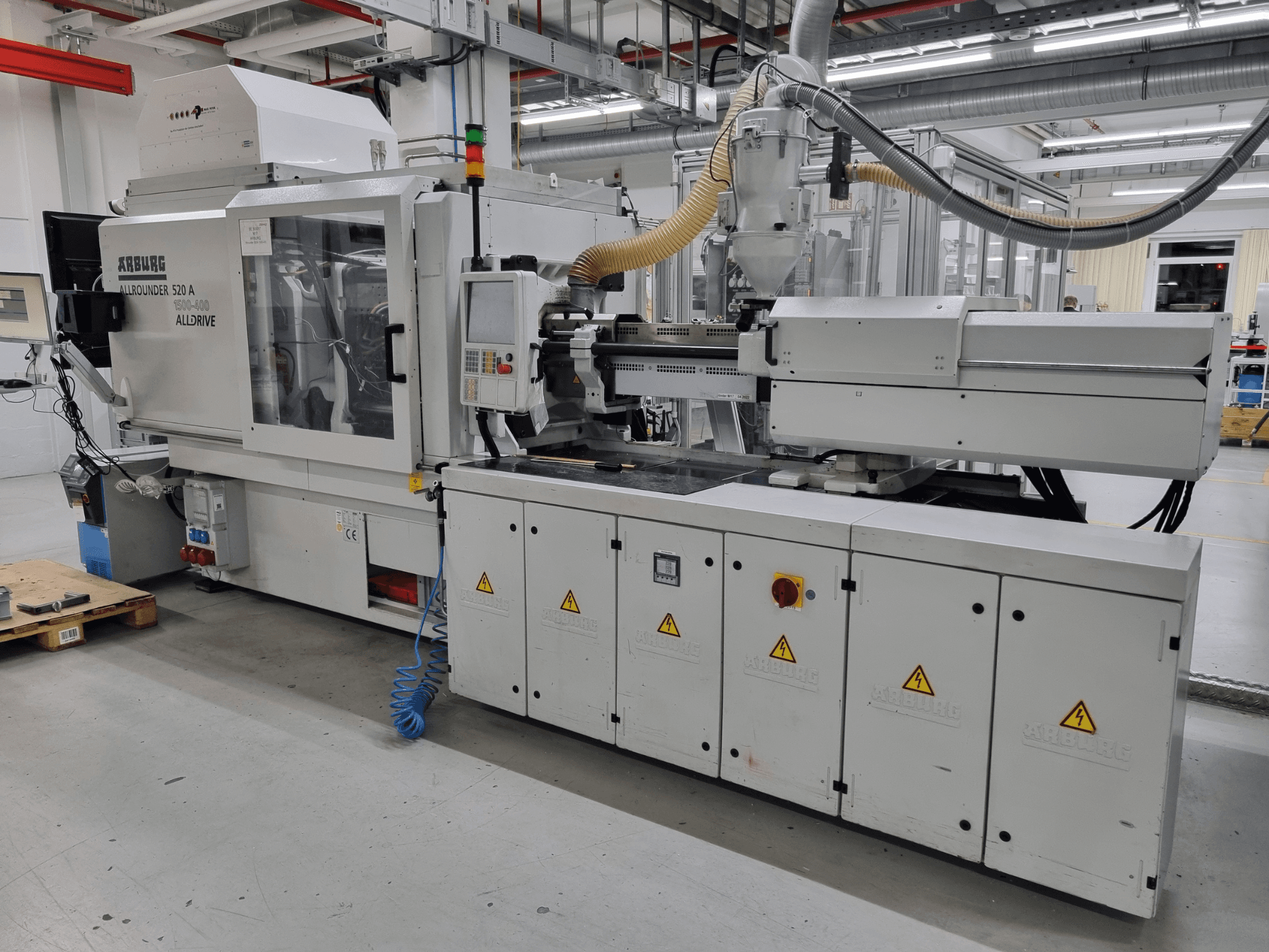 Термопластавтомат Arburg Allrounder 520 A, вид сбоку, демонстрирует панель управления и функции безопасности.