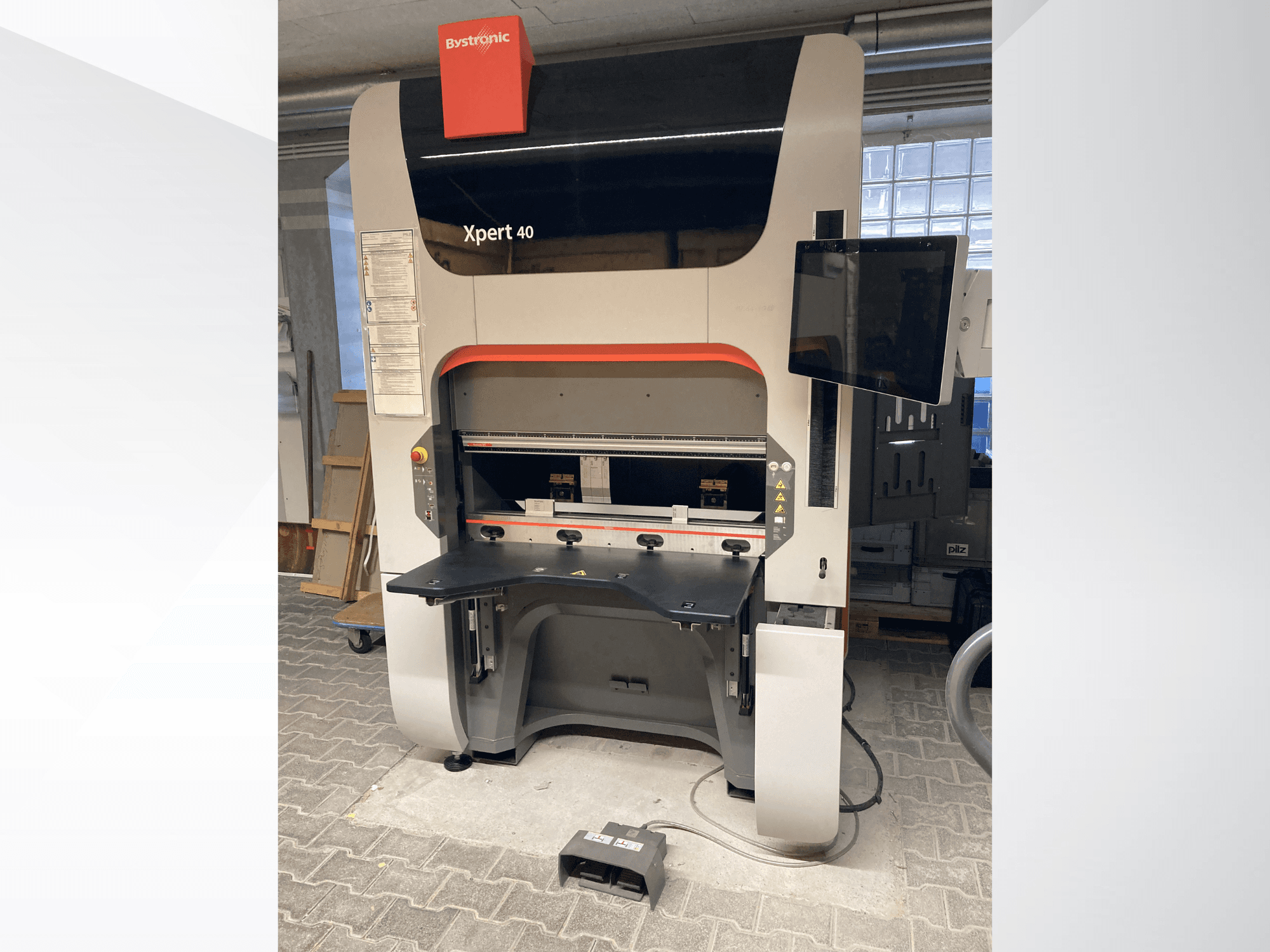 Листогибочный станок Bystronic Xpert 40/1030 спереди, видна панель управления, рабочая поверхность и прикрепленный монитор.