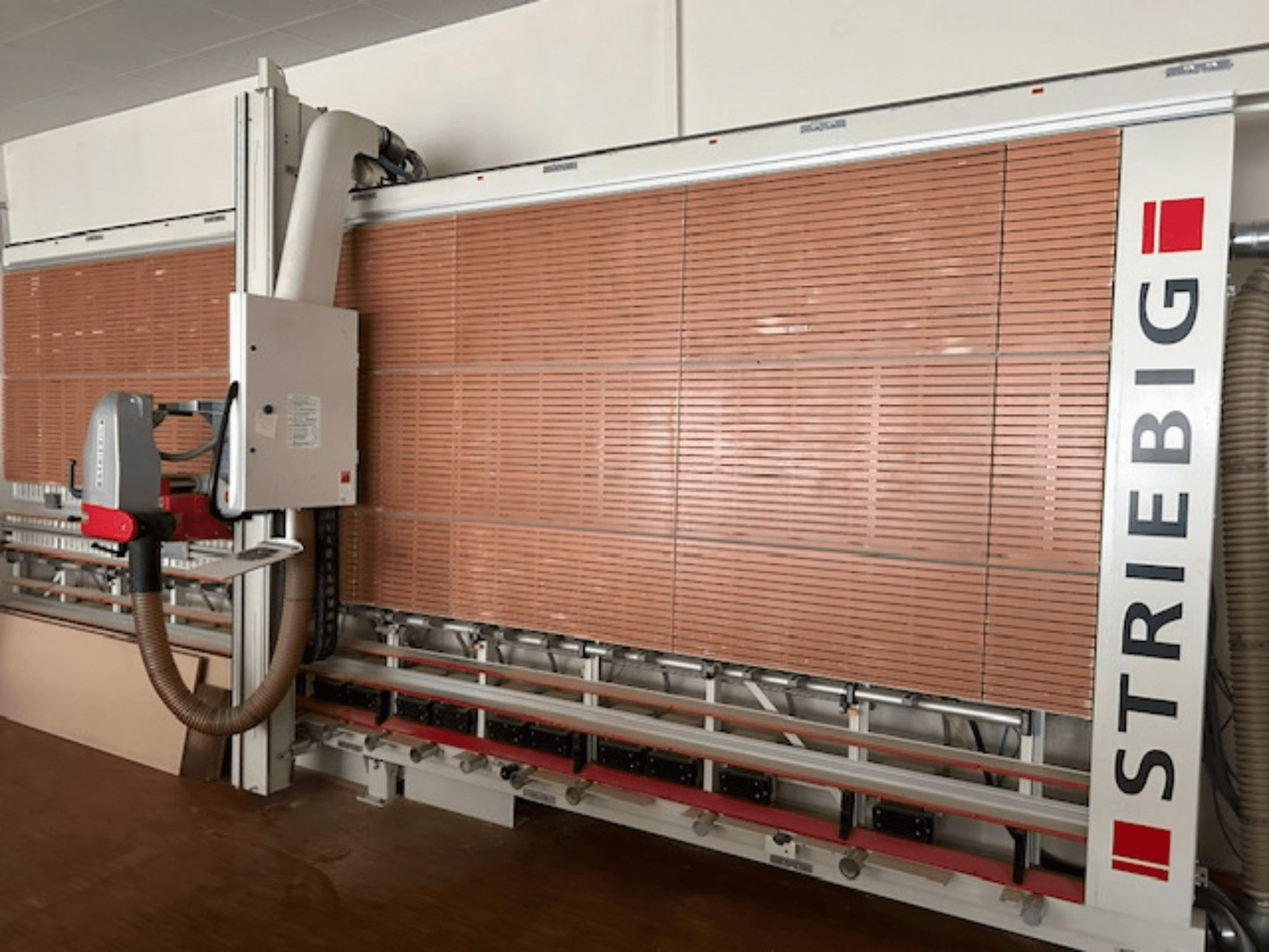 Вертикальная пила Striebig с моторизованной головкой, пильными дисками и системой пылеудаления.