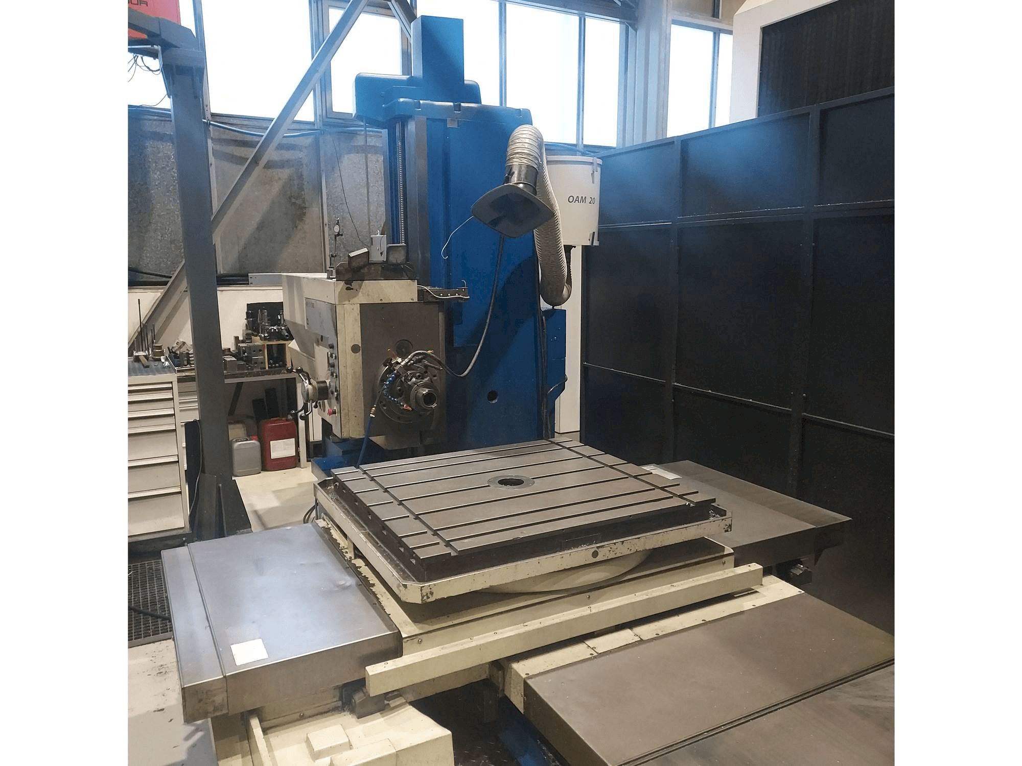 Вид станка TOS WH 10 CNC спереди