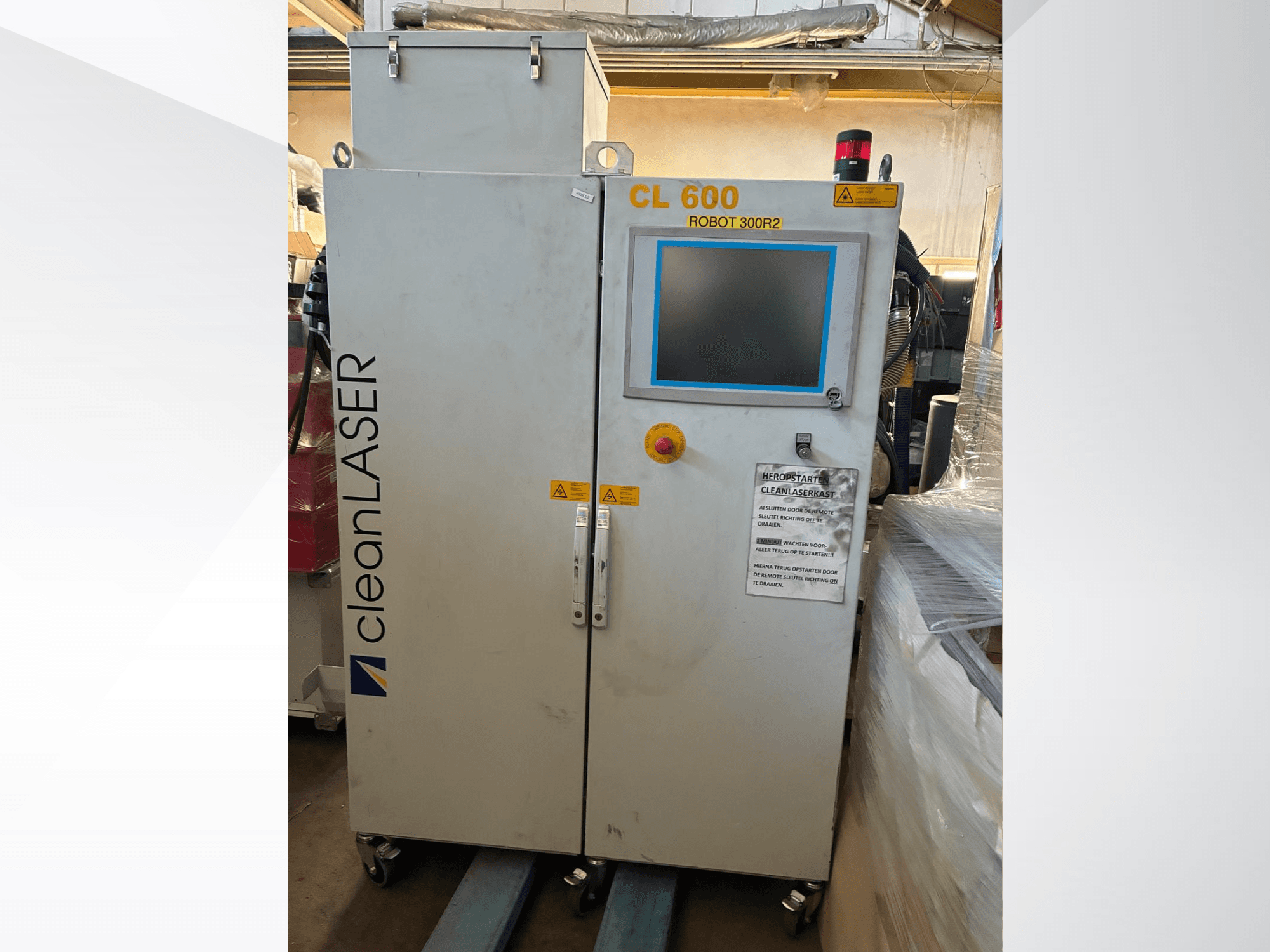 Система автоматизации CLEAN LASER CL 600, вид спереди, с ЖК-дисплеем, предупреждающими надписями и кнопками управления на дверце.