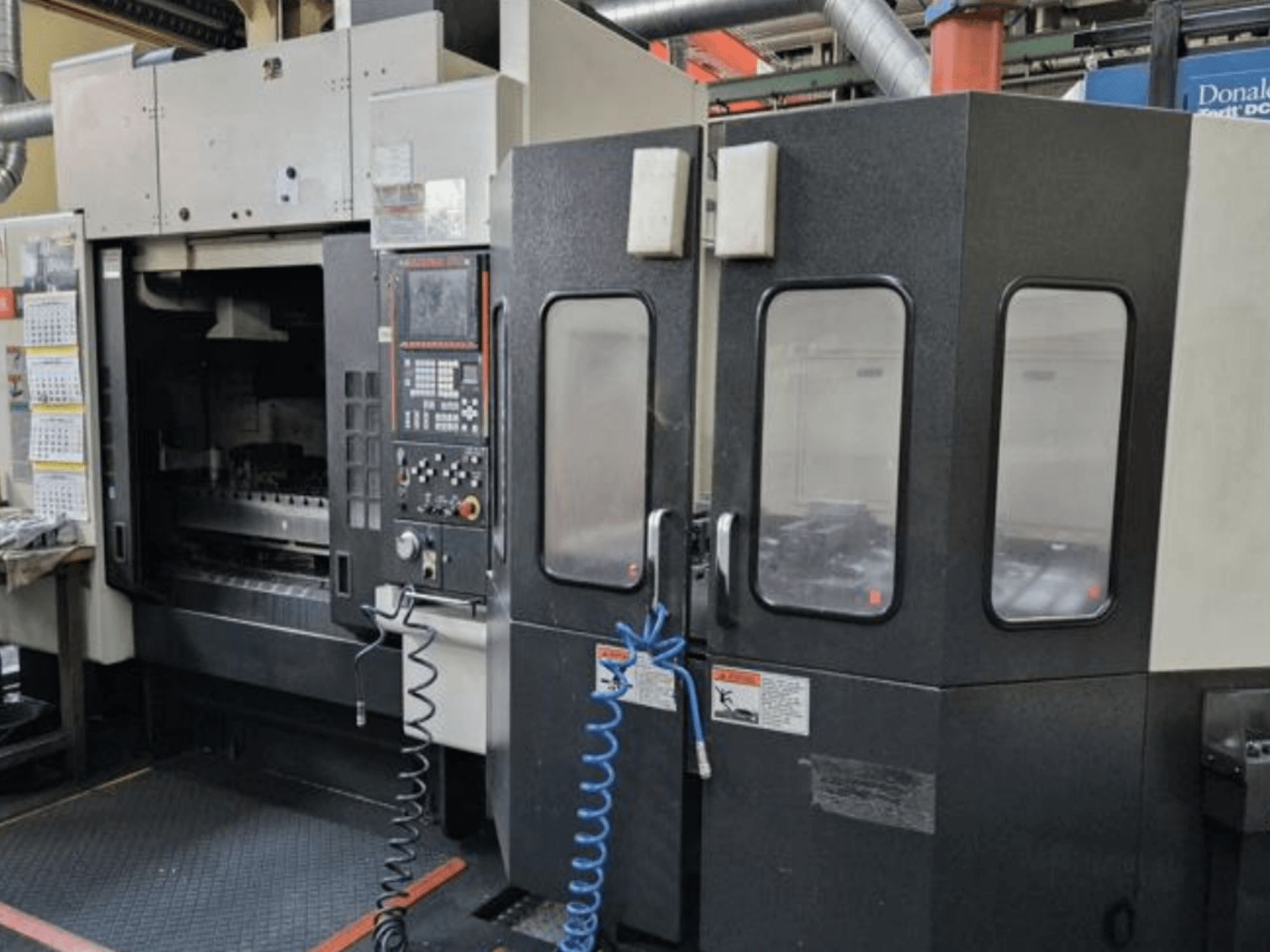 Вертикальный обрабатывающий центр Mazak V515/40N с видом спереди, с панелью управления и закрытой рабочей зоной.