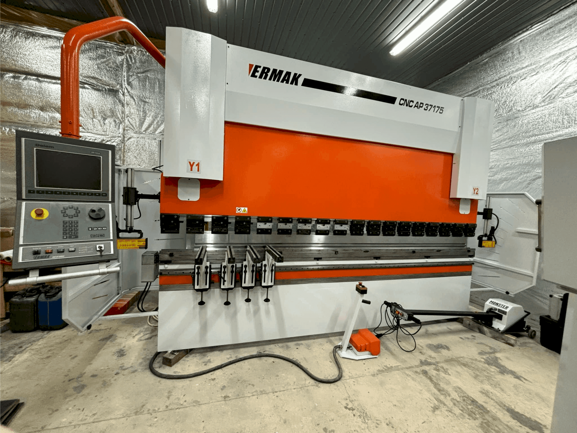 Вид станка ERMAKSAN CNC AP 3760X175 спереди