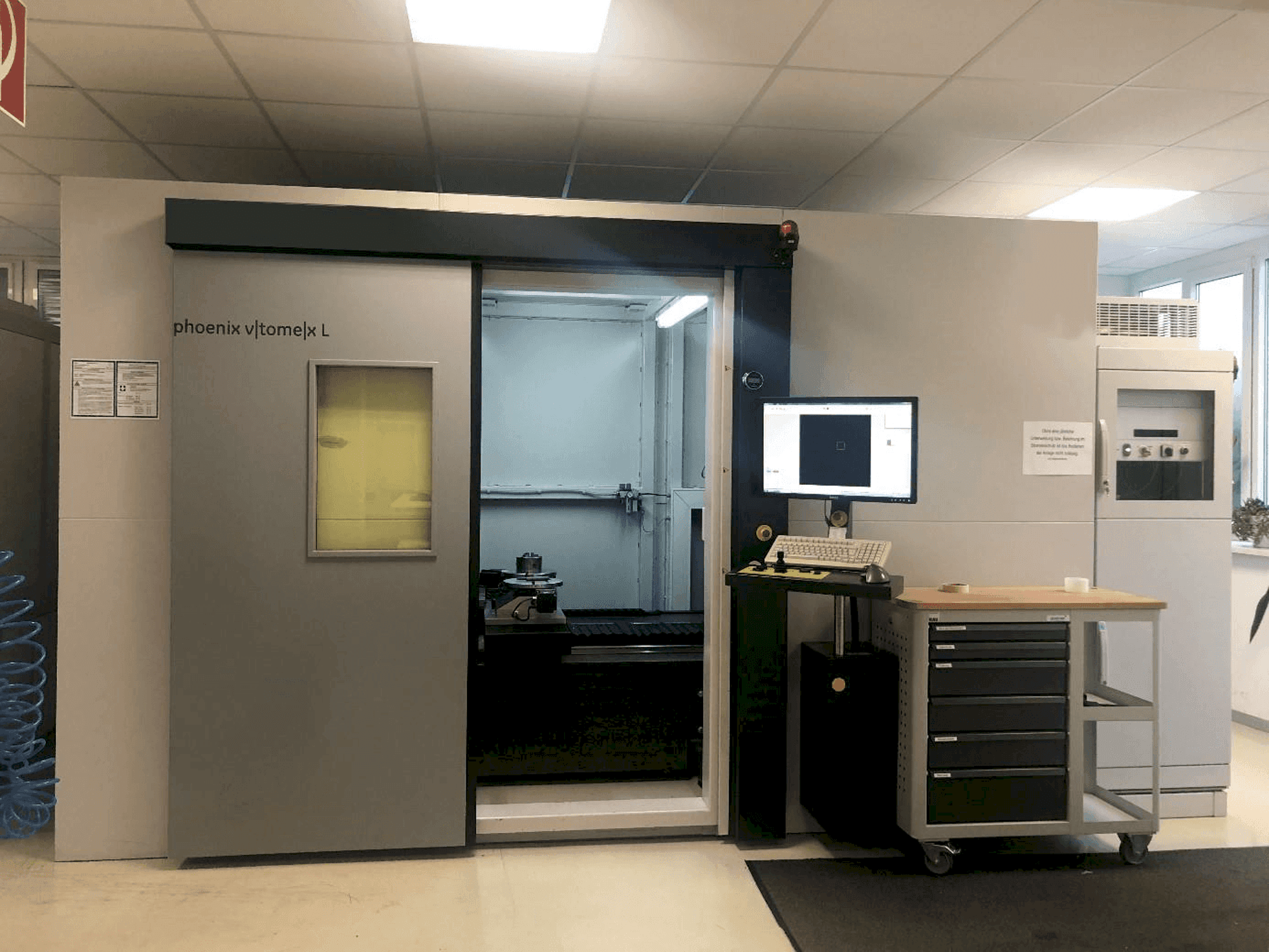 Вид станка Phoenix V|tome|x L 240 спереди