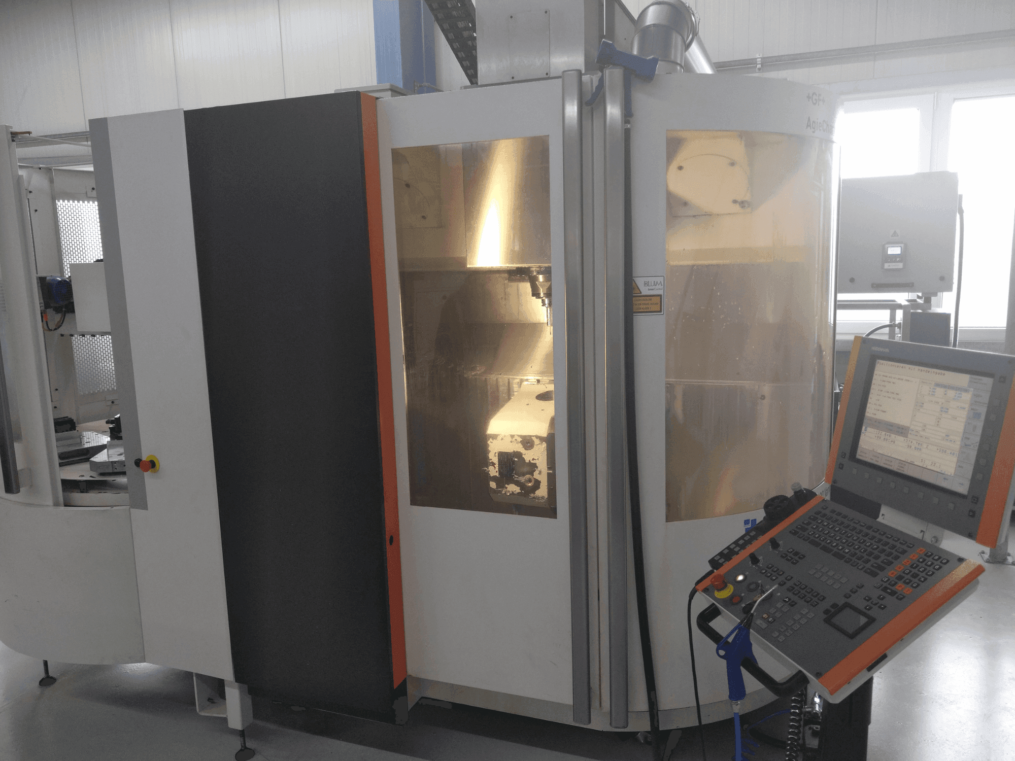 Вид станка +GF+ AGIE CHARMILLES MIKRON UCP 600 Vario спереди