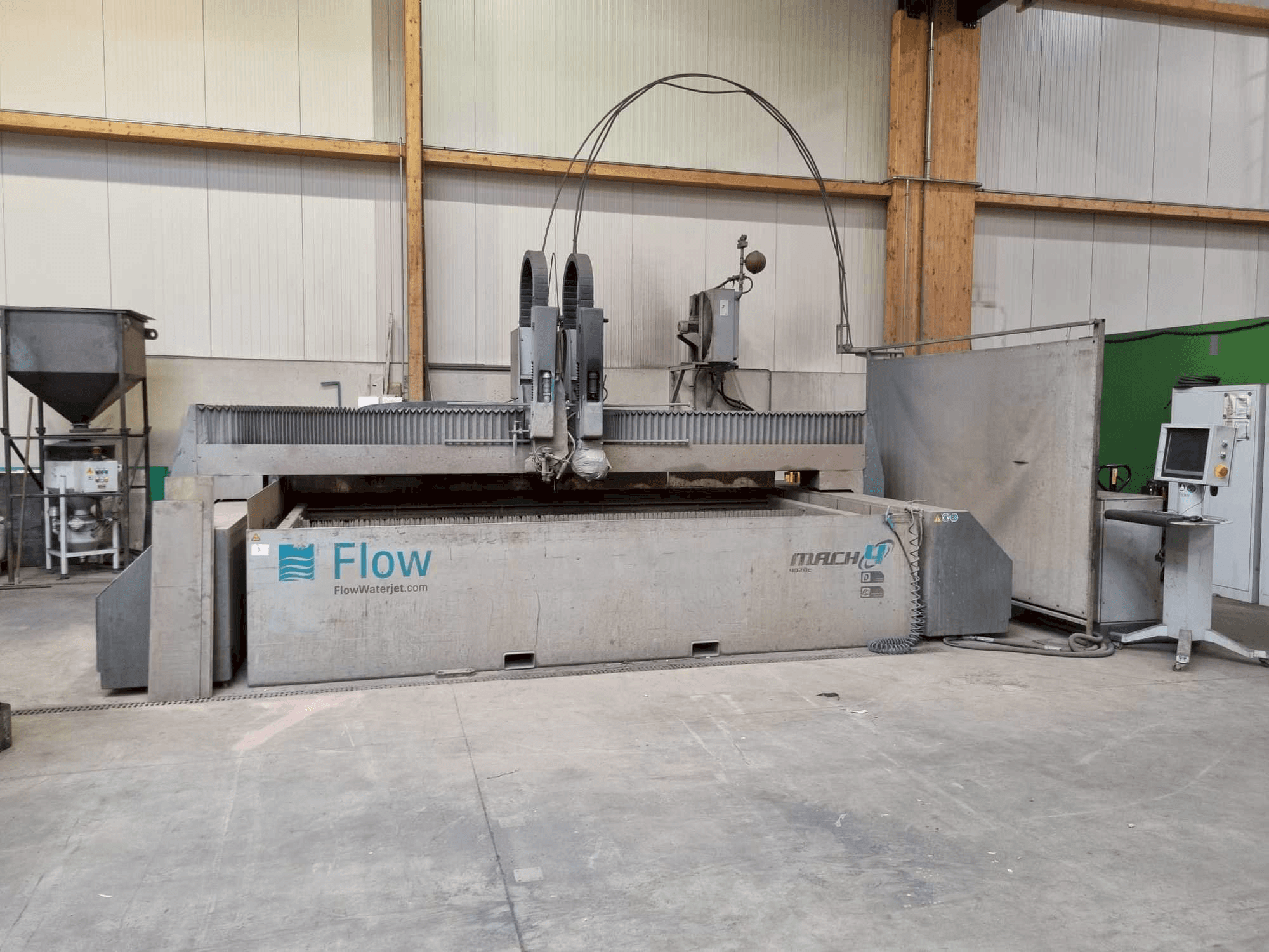 Вид станка Flow WMC 2 4020 Mach 4 спереди