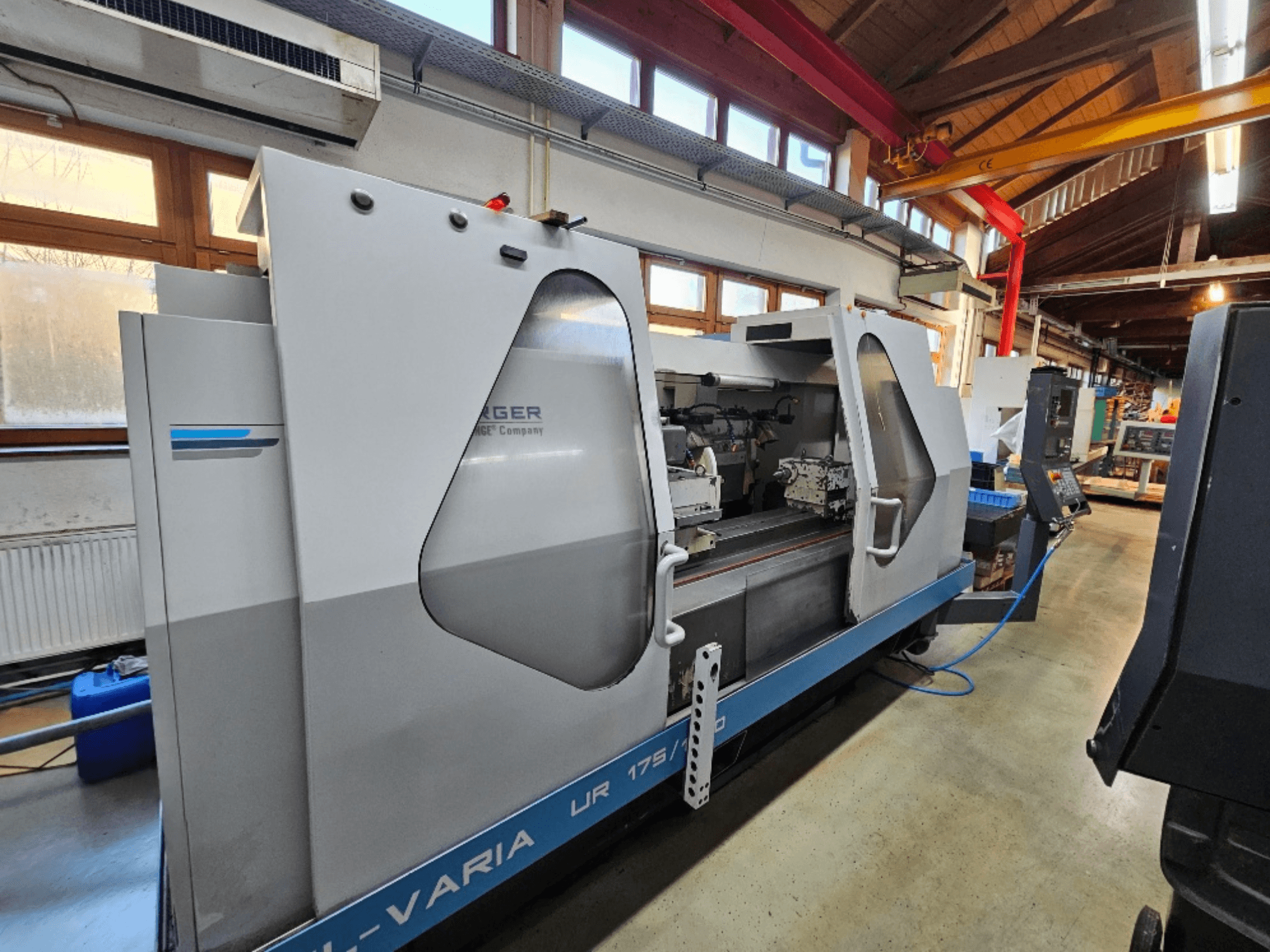 Станок с ЧПУ от компании Burg, модель UR 175/300, вид сбоку. Отличается элегантным дизайном с хорошо видимыми органами управления и рабочей зоной.