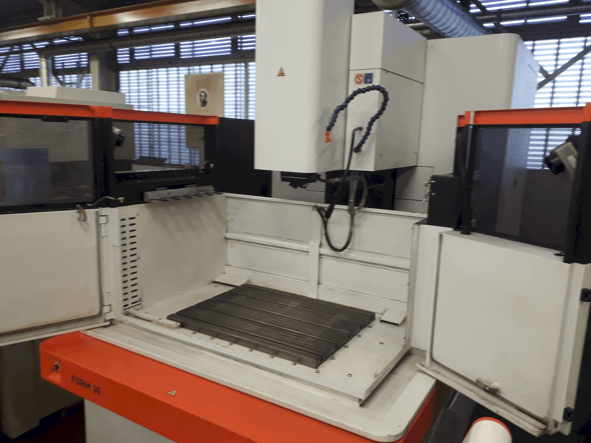 Вид станка AgieCharmilles FORM 30 спереди