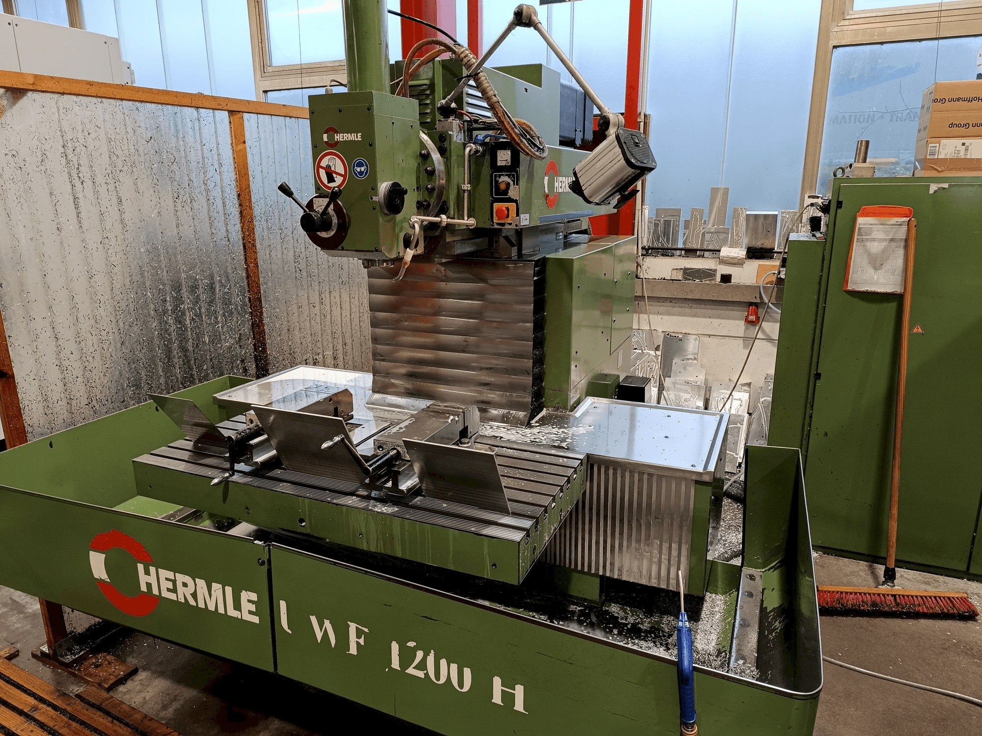 Вид станка HERMLE UWF1200 спереди