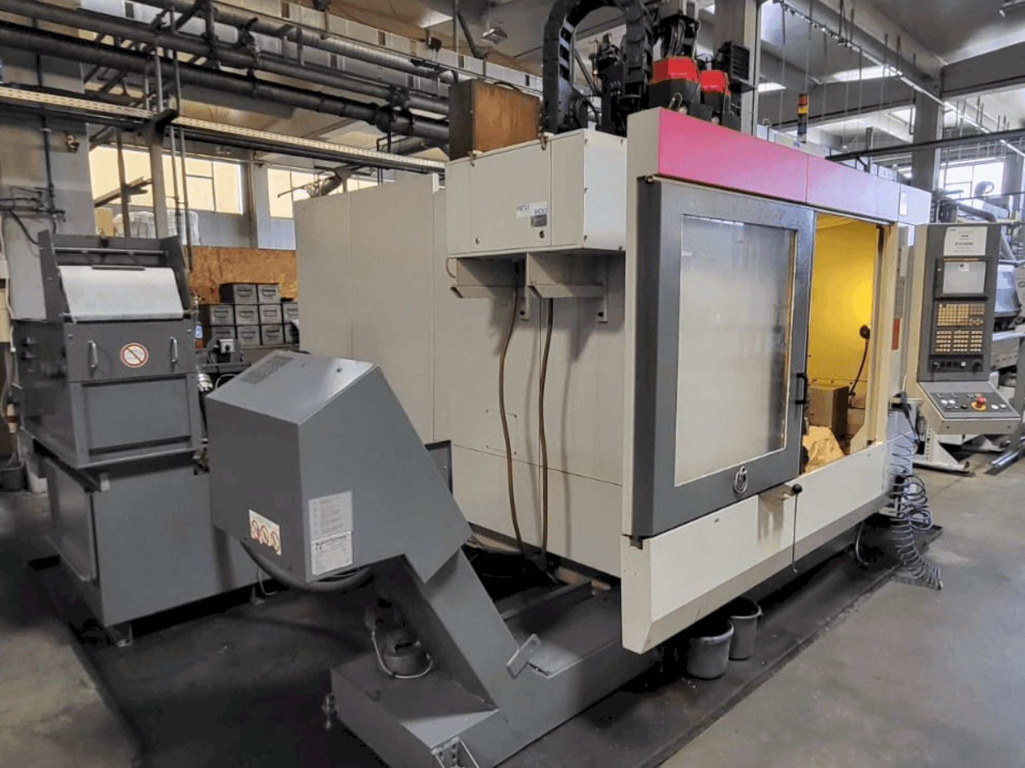 Вид станка STAMA MC526 спереди