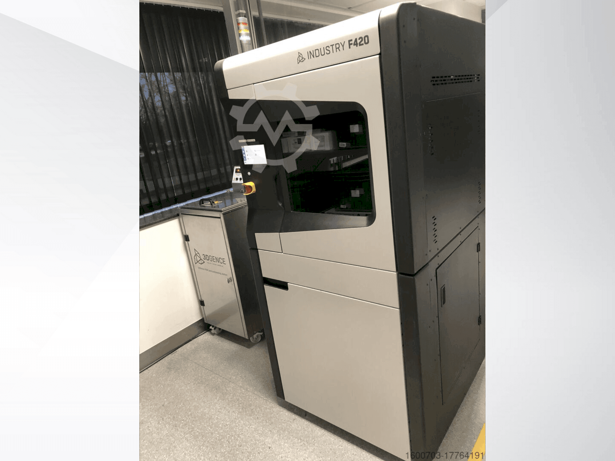 Вид станка 3DGENCE Industry F420 спереди