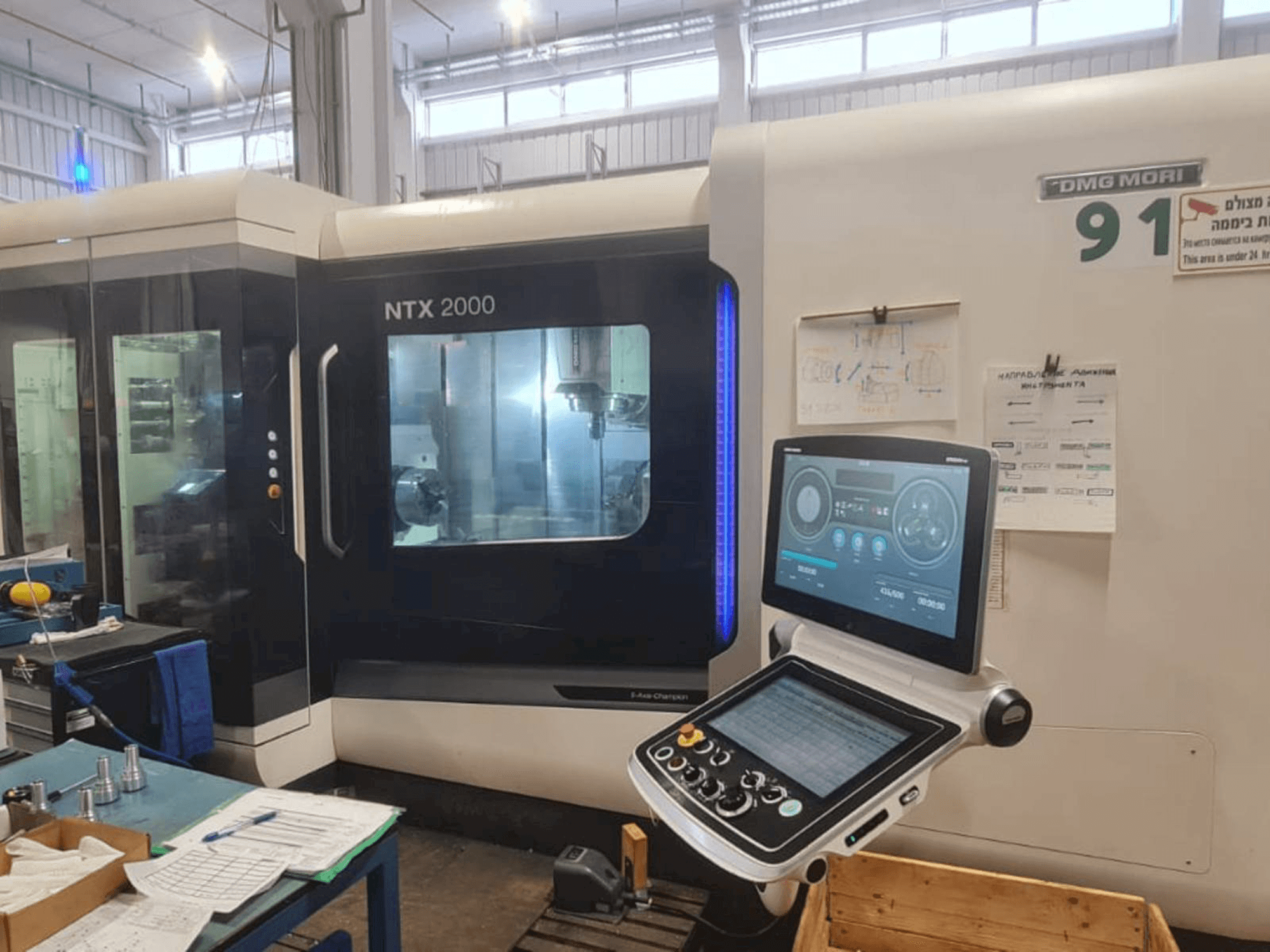Вид станка DMG MORI NTX 2000 спереди