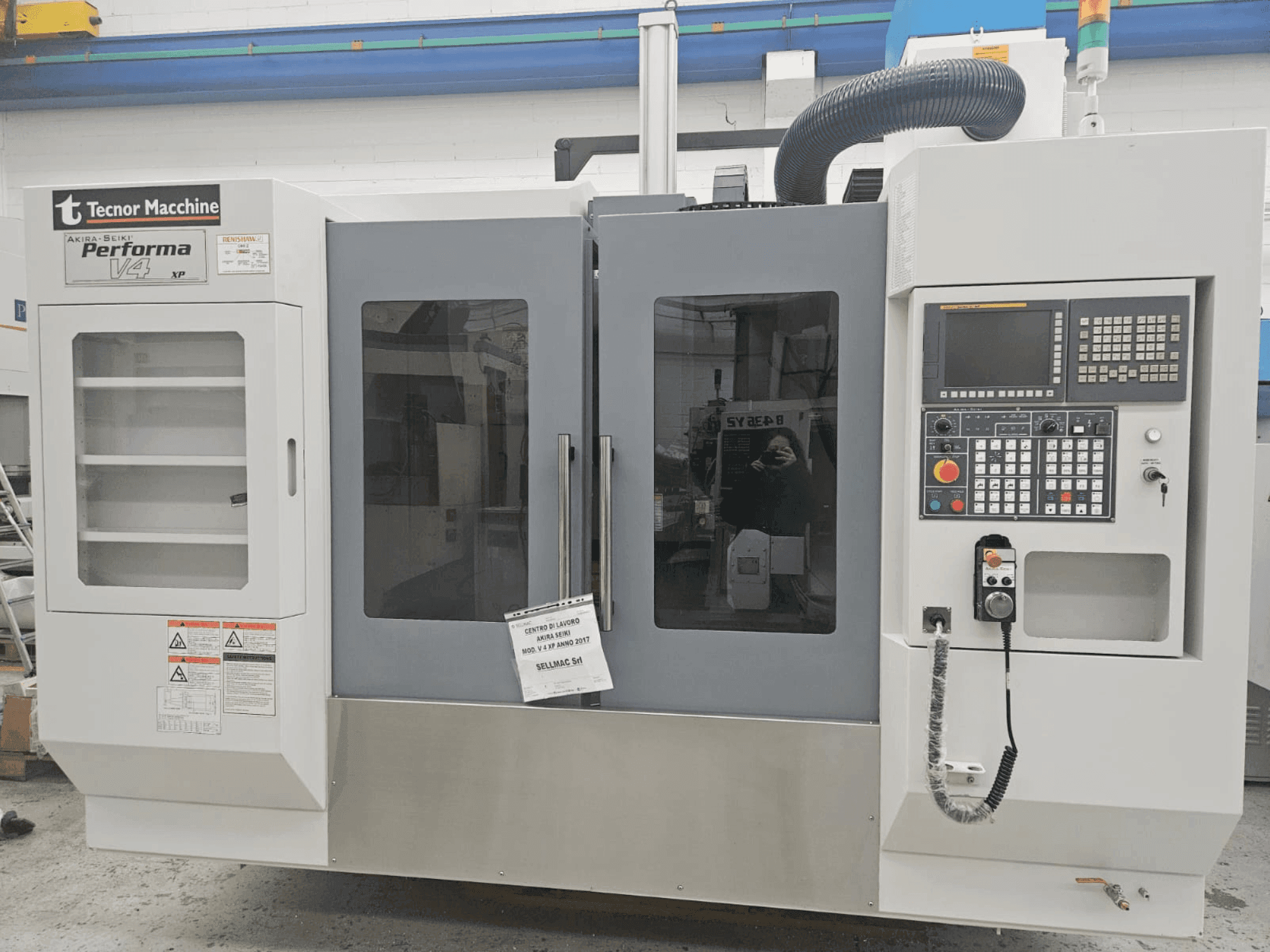 Вид станка Akira Seiki Performa V 4 XP спереди