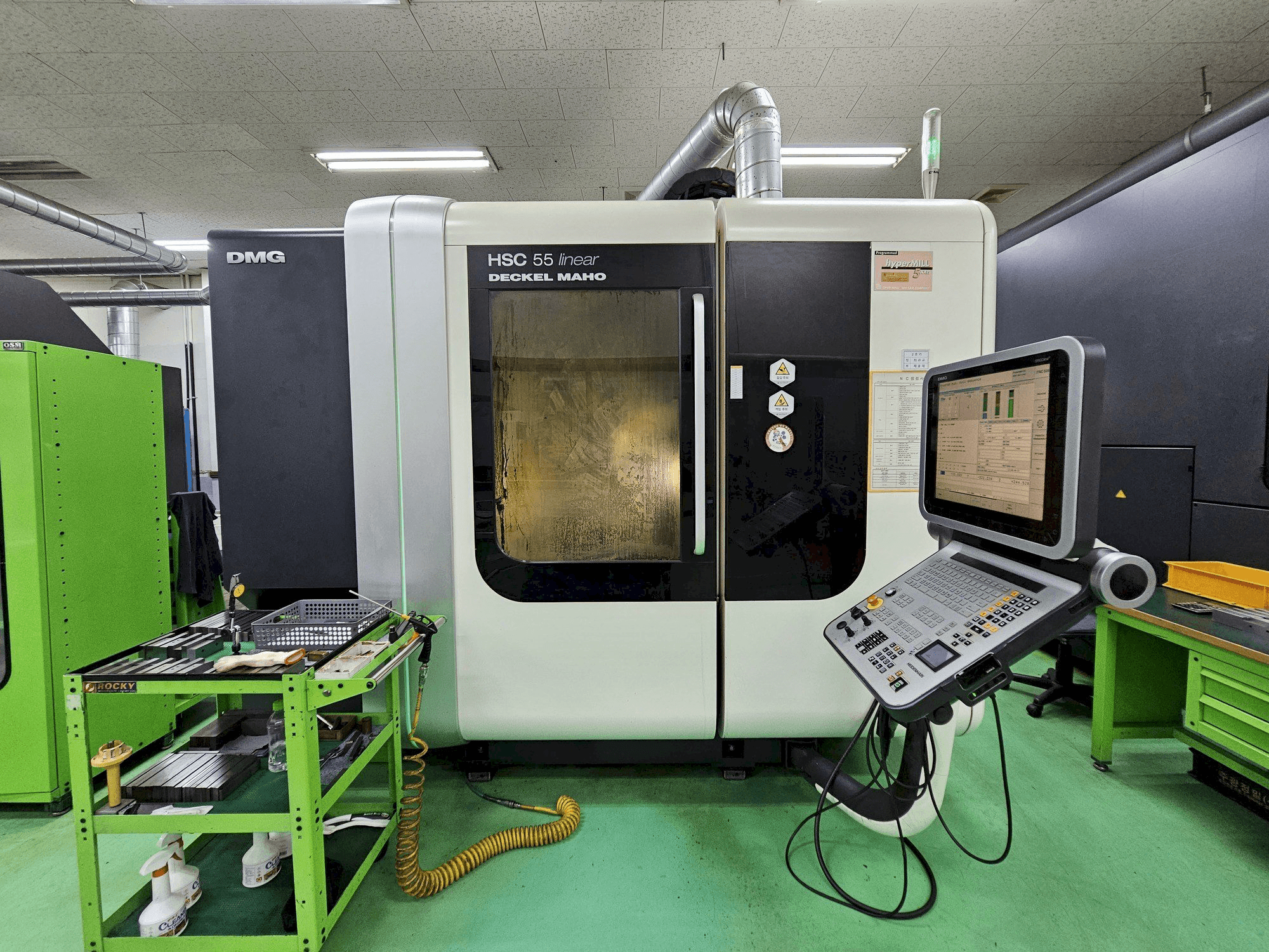 Вид станка DECKEL MAHO HSC 55 linear спереди