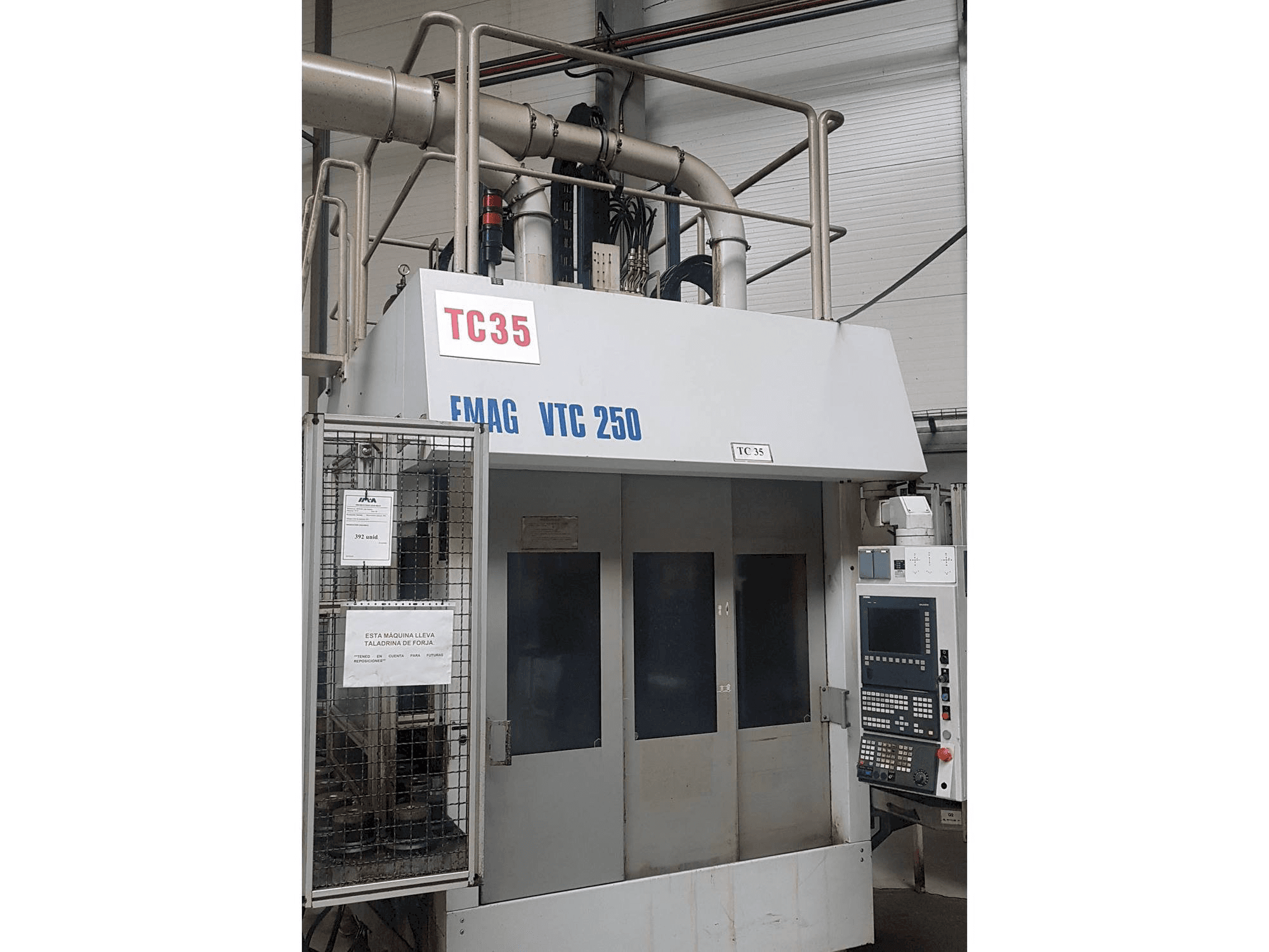 Вид станка EMAG VTC 250 спереди