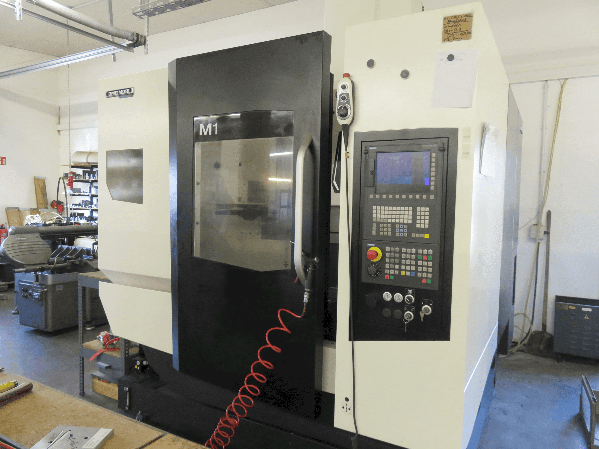 Вид станка DMG MORI M1 спереди
