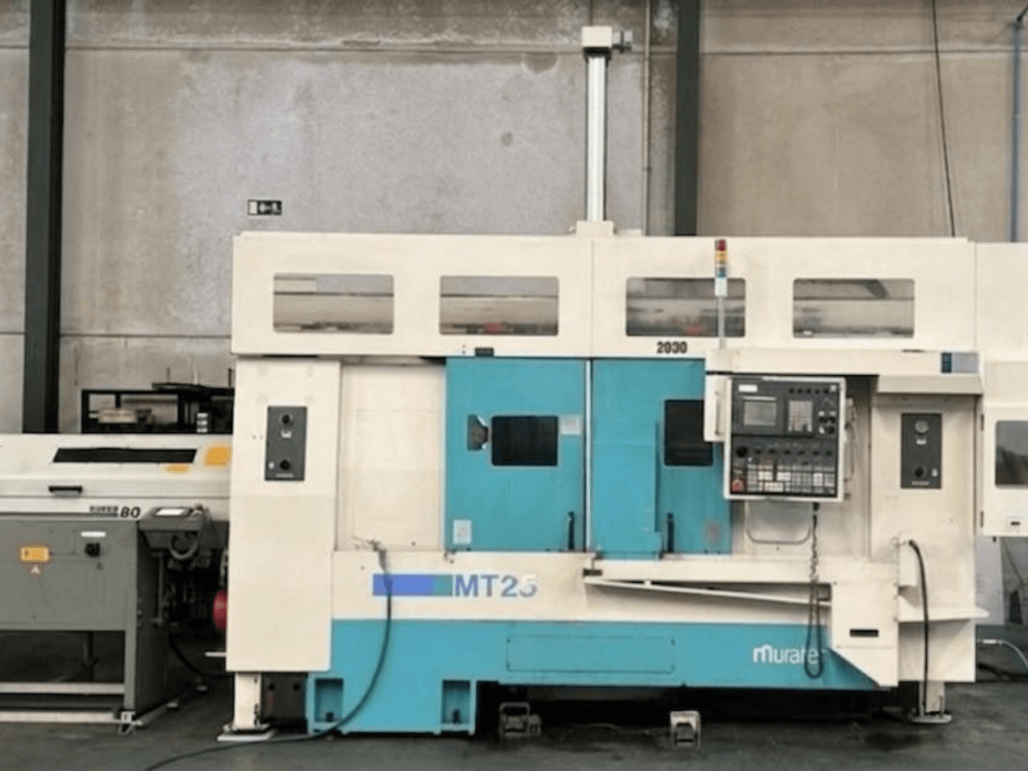 Токарно-фрезерный центр Muratec MT 25 MY вид сбоку, панель управления и синяя/белая внешняя отделка.