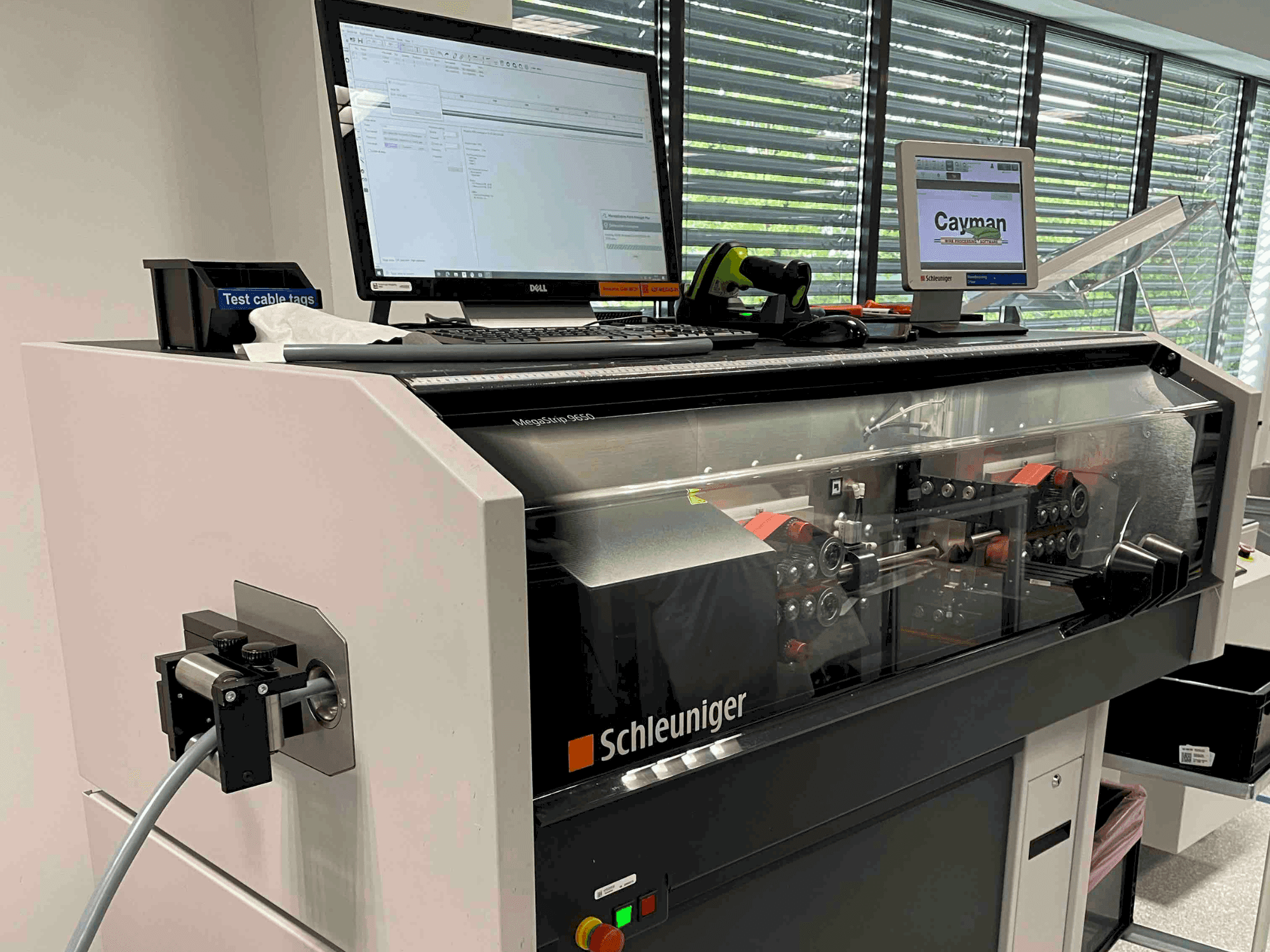 Вид станка Schleuniger MegaStrip 9650 спереди