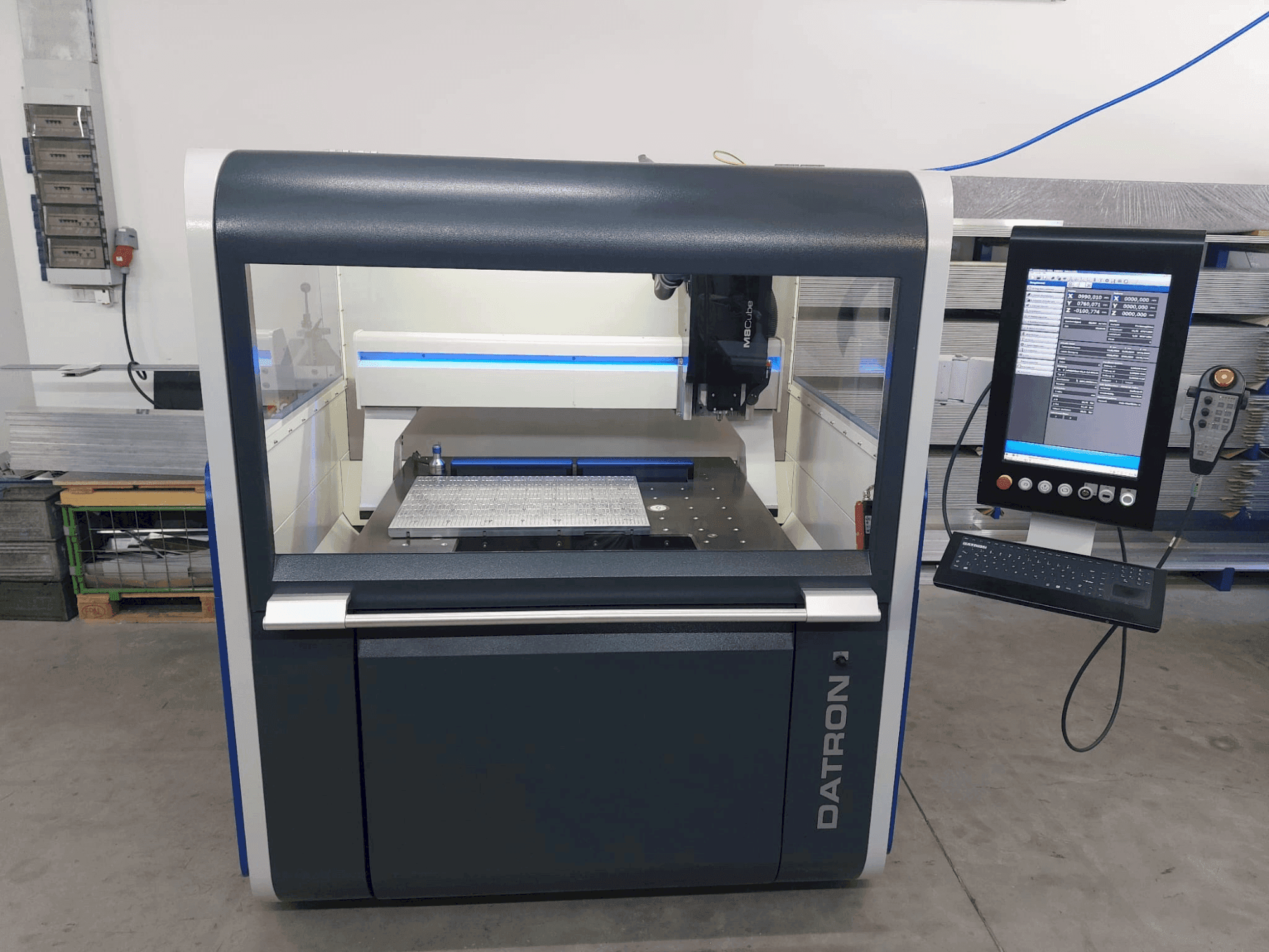 Вид станка Datron M8 Cube спереди