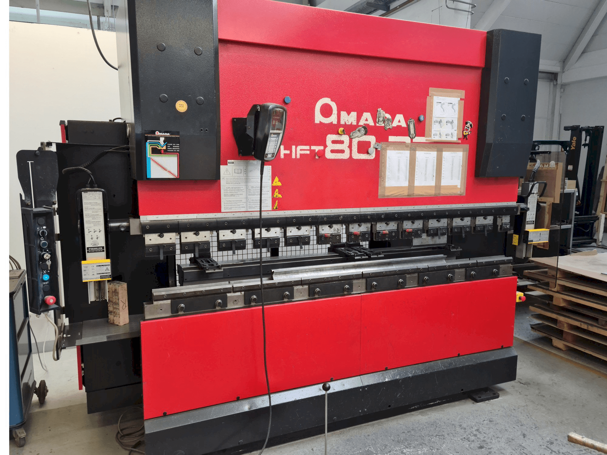 Вид станка AMADA HFT 80-25 спереди