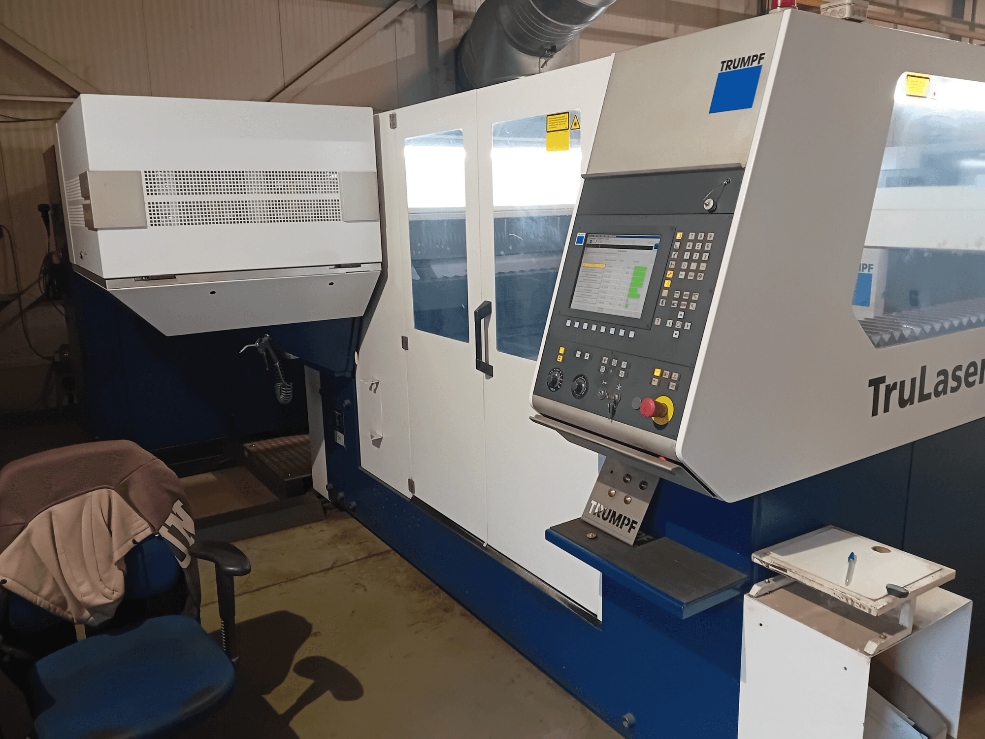 Станок лазерной резки CO2 TRUMPF TruLaser 3030, вид спереди, панель управления и рабочее место оператора.