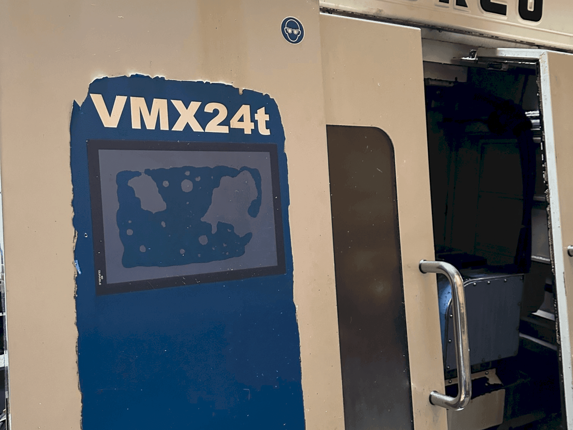Вид станка Hurco VMX24t спереди
