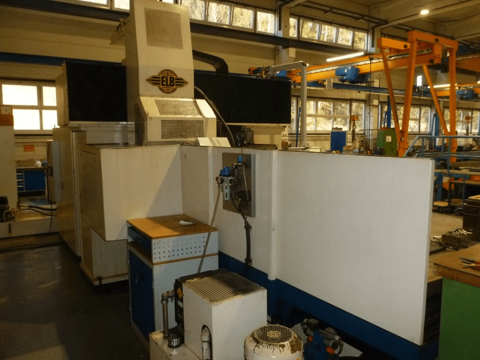 Плоскошлифовальный станок ELB SWP 225/125 SPS, вид спереди с изображением панели управления и конструктивных особенностей.