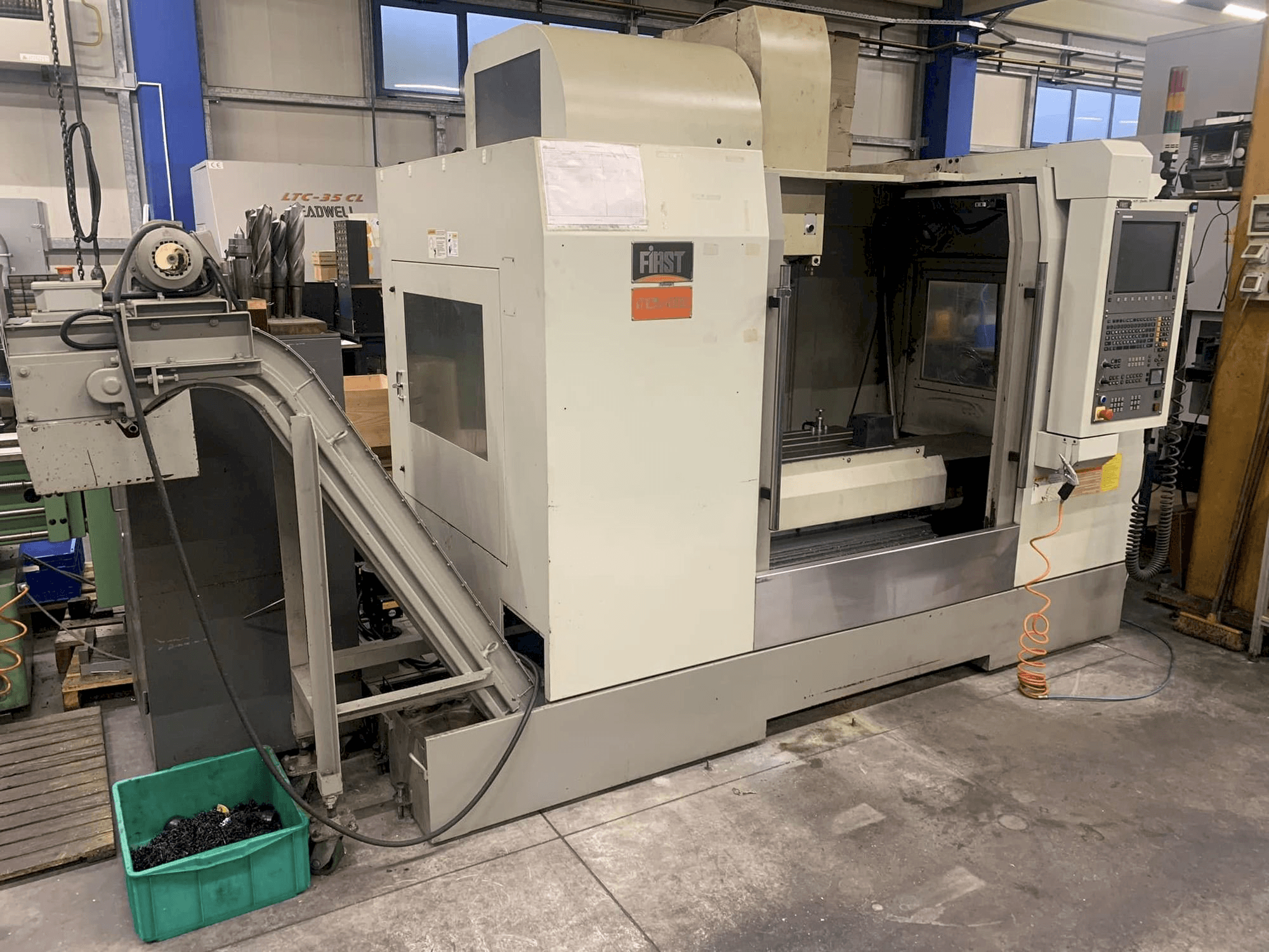 Вид станка FIRST MCV 1000 спереди