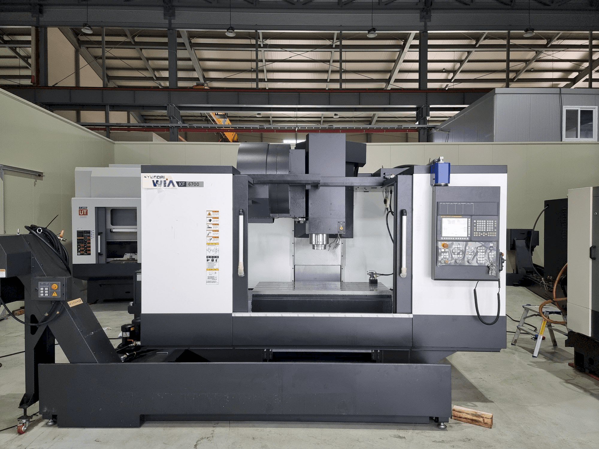 Вид станка Hyundai Wia KF 6700 спереди