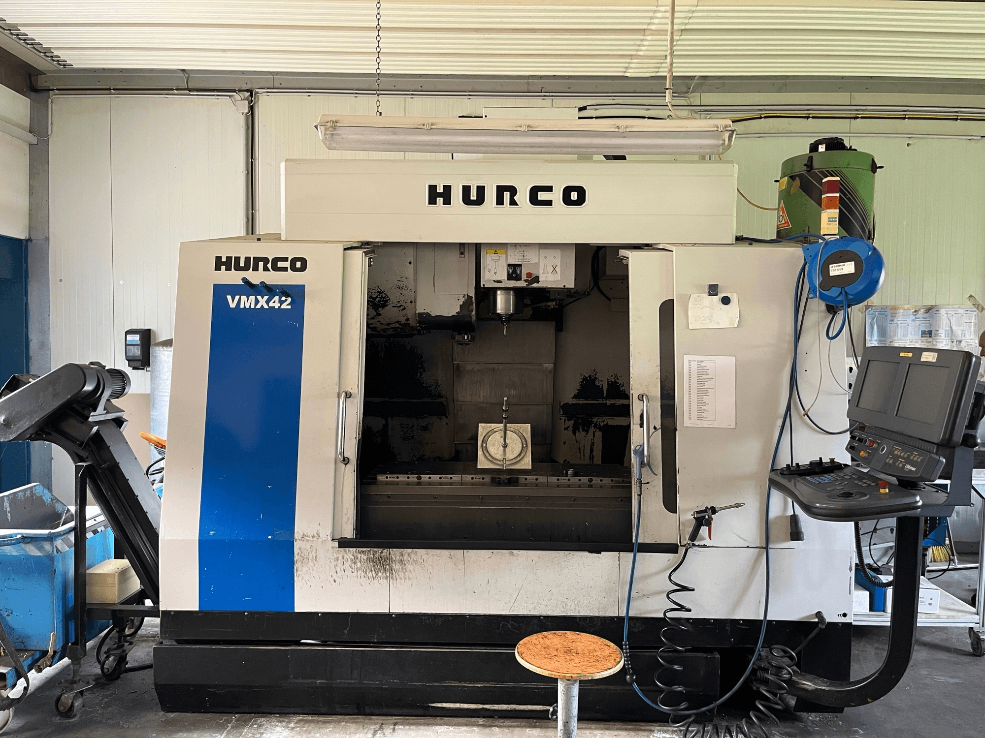 Вертикальный обрабатывающий центр Hurco VMX 42 на виде сбоку, панель управления, шпиндель и установка заготовки.