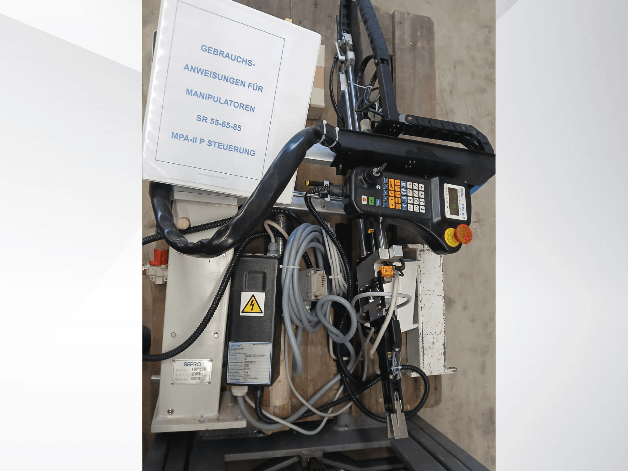 Панель управления и компоненты портального робота Sepro PIP-55, вид сбоку, с руководством пользователя.