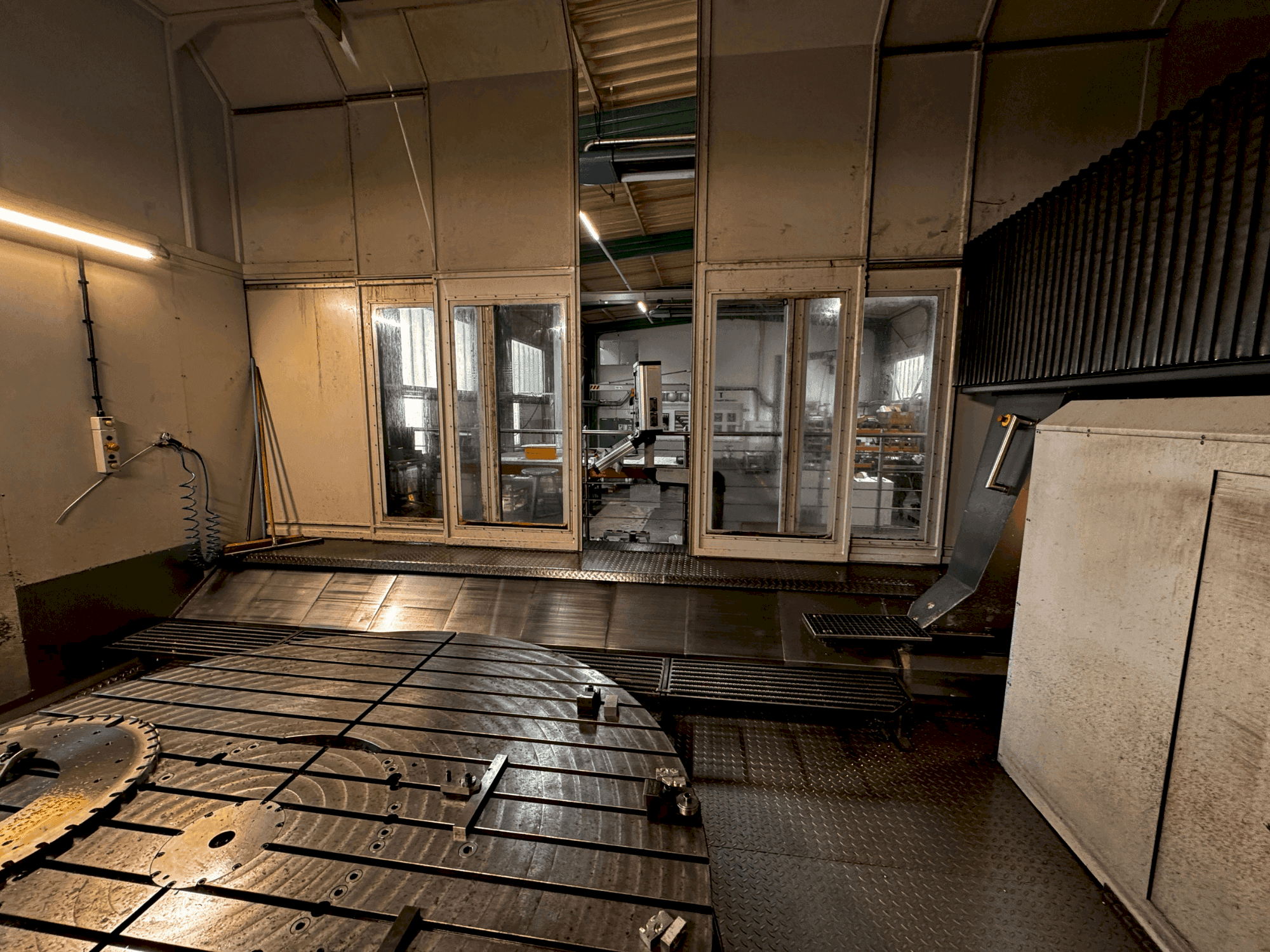 Вид станка AXA VPC 2800-U спереди