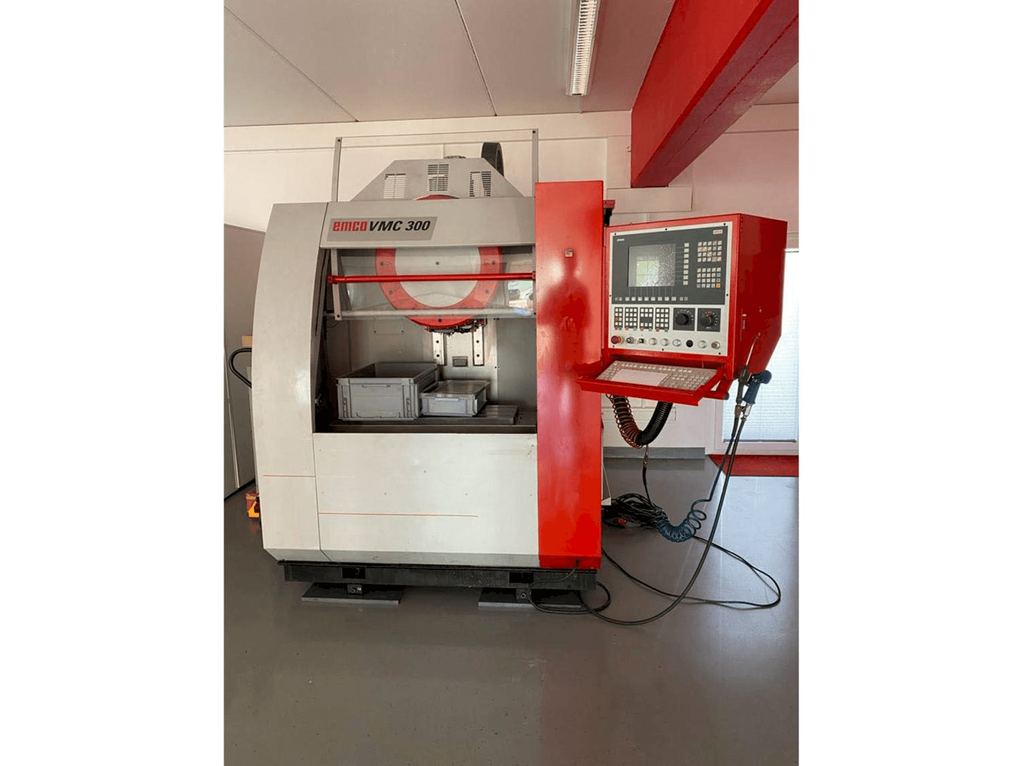 Вид станка EMCO VMC 300 спереди
