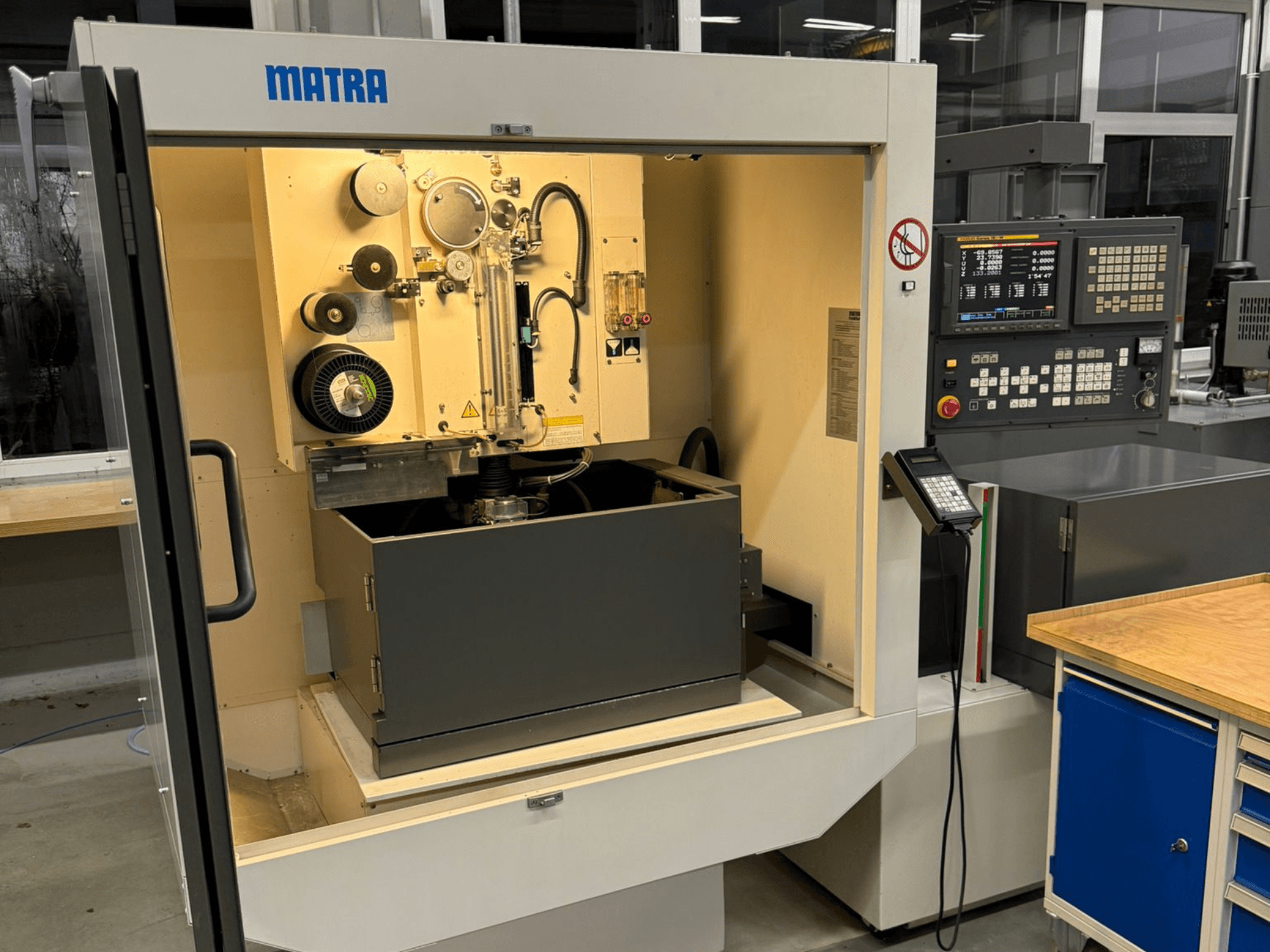 Машина MATRA спереди: панель управления, вращающиеся детали и большой отсек для хранения.