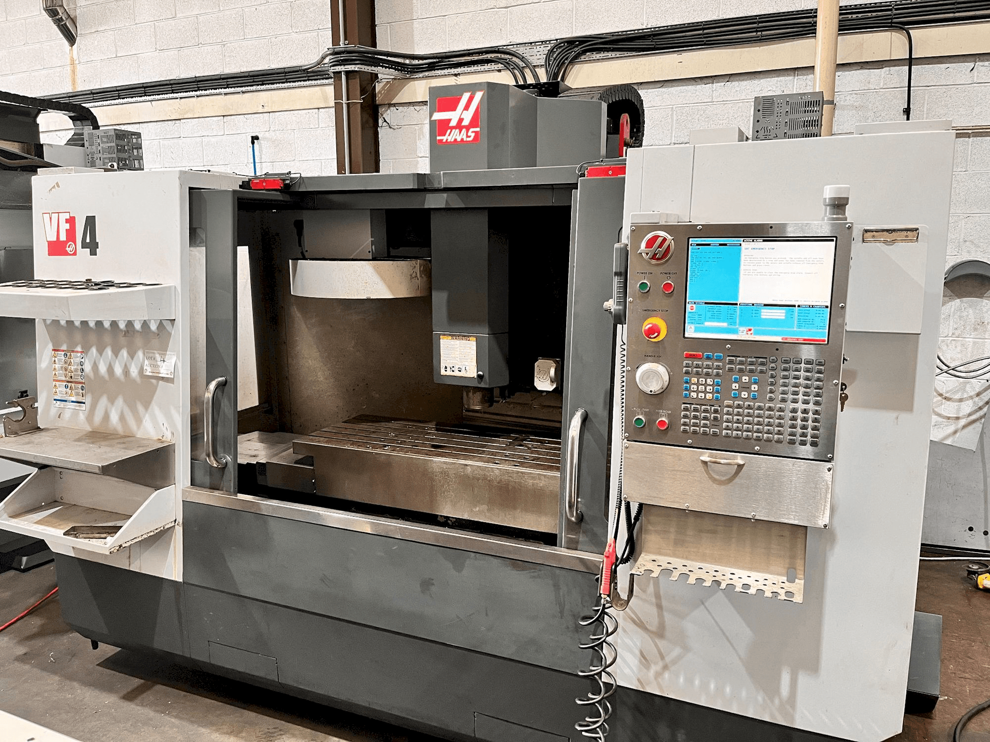 Вид станка HAAS VF-4 спереди