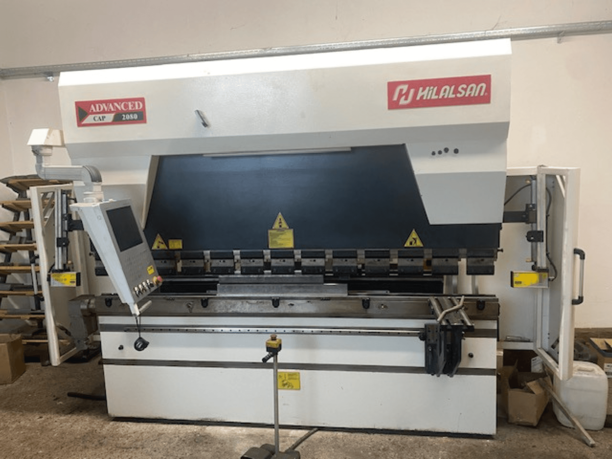 Усовершенствованный листогибочный станок Hilalsan CAP 2080, вид спереди с панелью управления и функциями безопасности, промышленный дизайн для гибки металла.